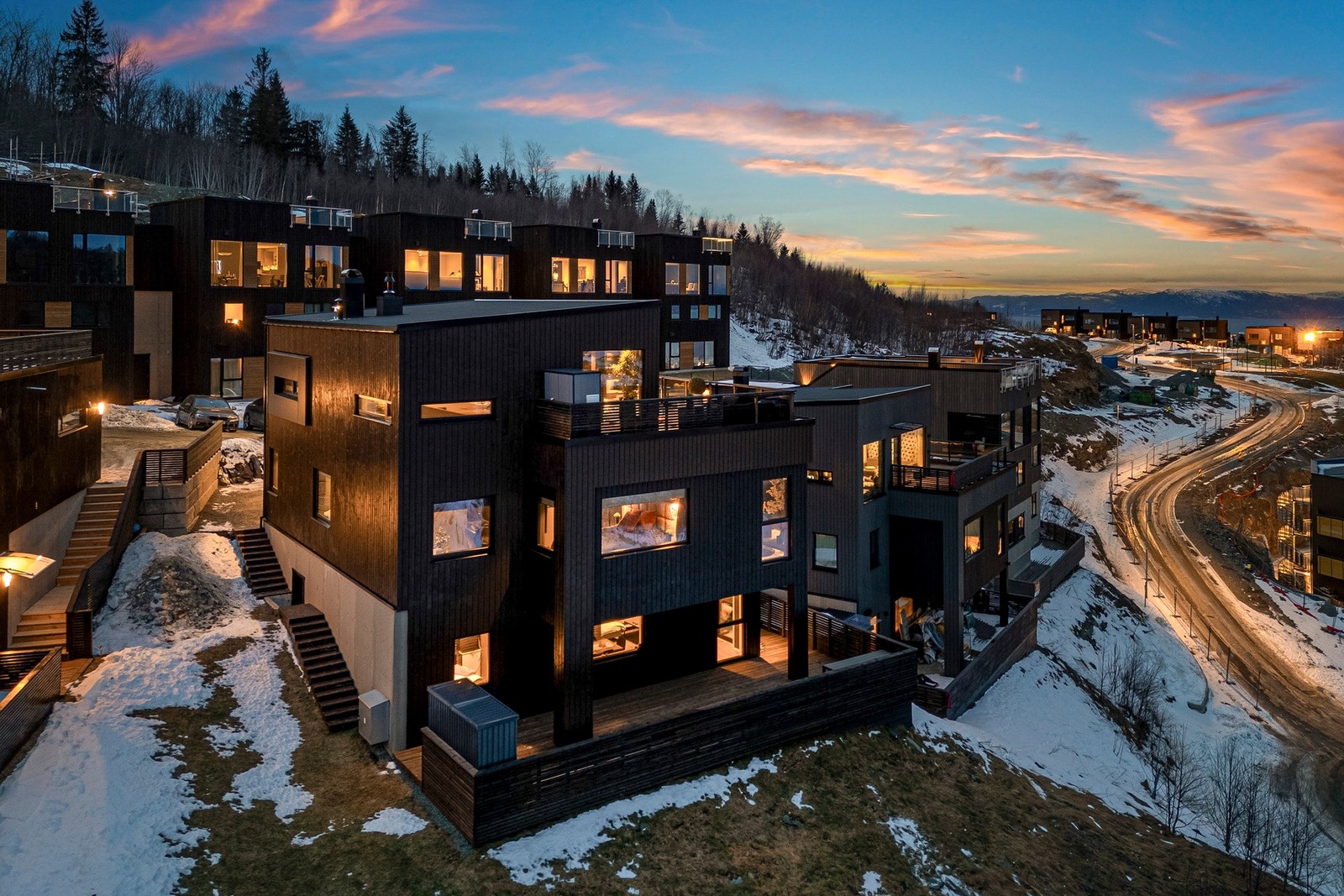 Boligfeltet er av nyere dato, og ligger i et familievennlig område med grense mot Estenstadmarka. Galleribilde