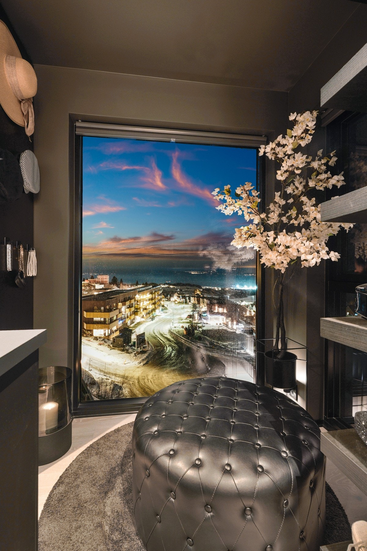 Også garderoberommet har vindu fra gulv til tak - lekkert mot alt det mørke. Galleribilde