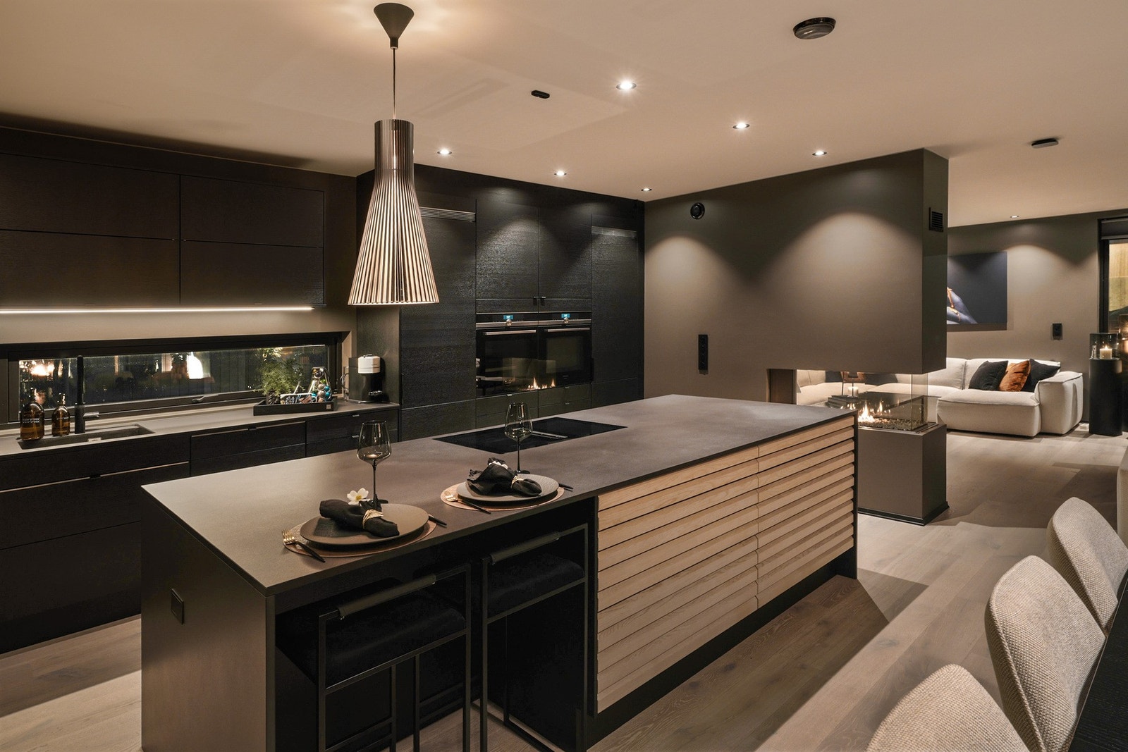 Kjøkkenøya er stor i størrelse med 120 x 305 cm, og har seks store skuffer og sitteplass i tillegg til arbeidssonen. Galleribilde