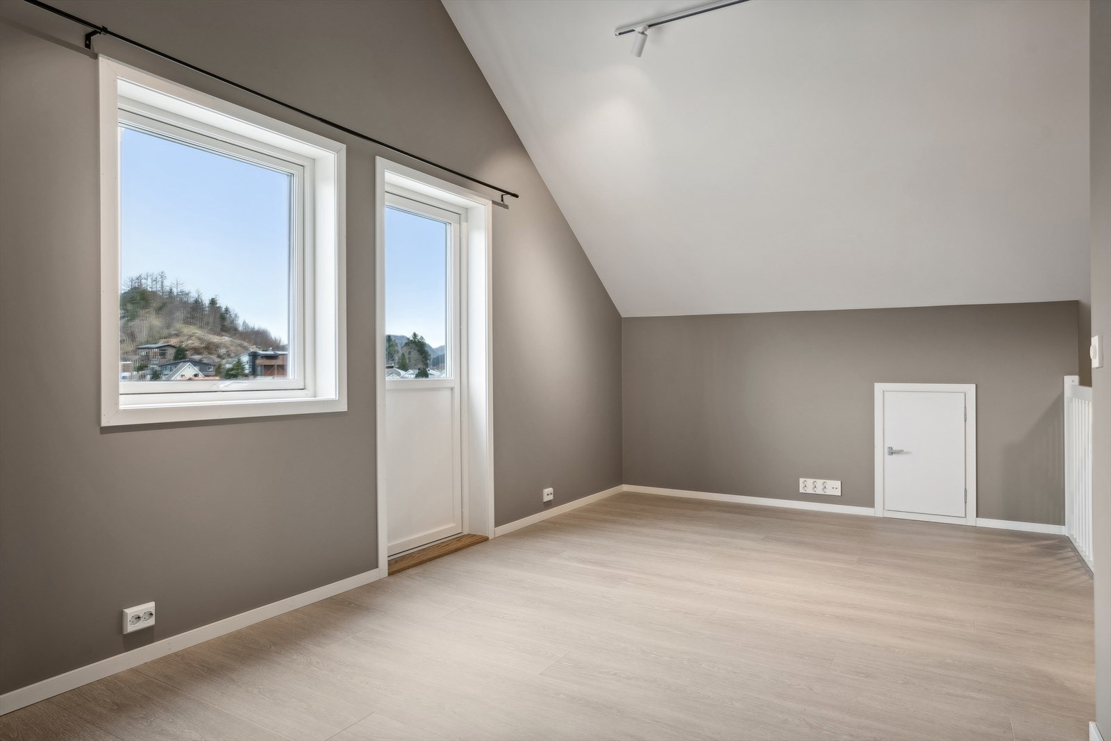 Loftstuen i bygget tredje etasje, får en god utsikt og har egen utgang til balkong. Galleribilde