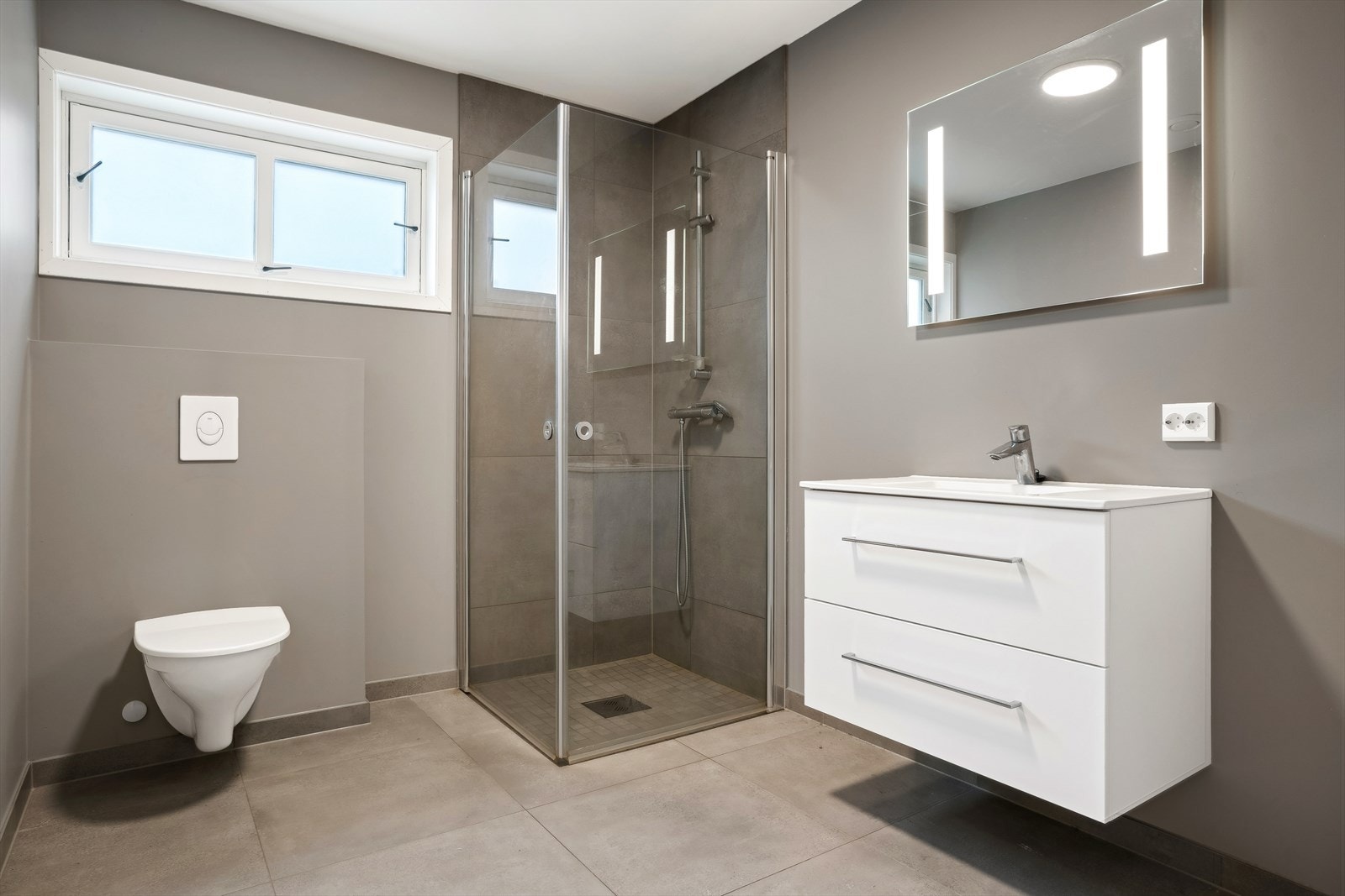 Baderommet har en god størrelse og er utstyrt med toalett, dusjhjørne og baderomsinnredning. Galleribilde