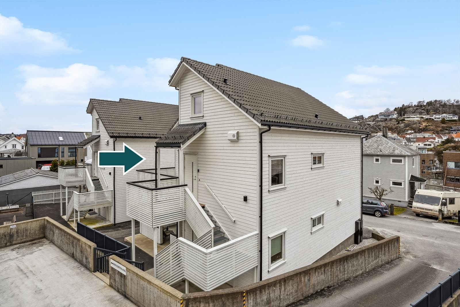 Nyere bolig på to plan i øvre del av tomannsbolig. Galleribilde
