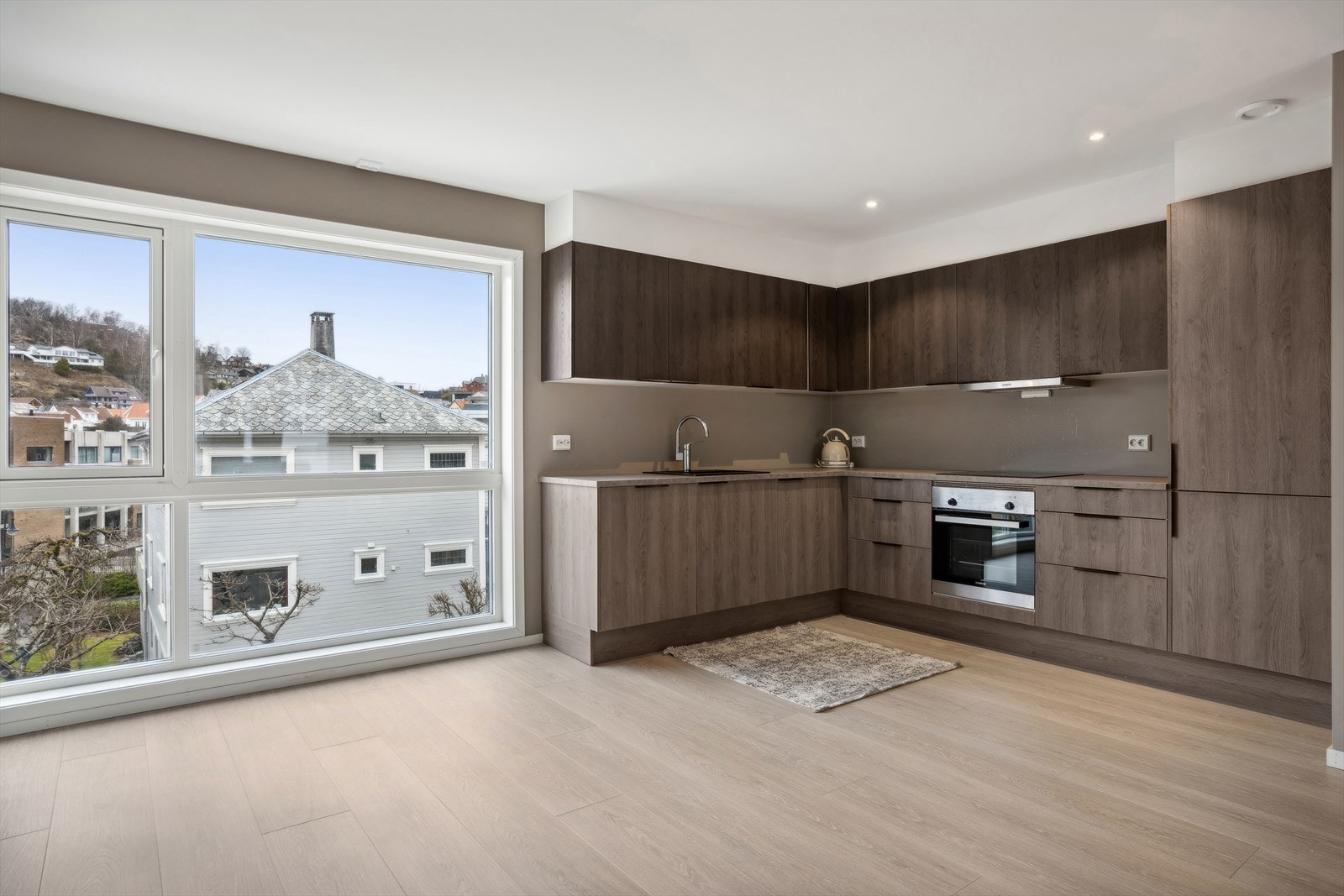 Kjøkkendelen har en vinklet innredning med moderne uttrykk. Galleribilde