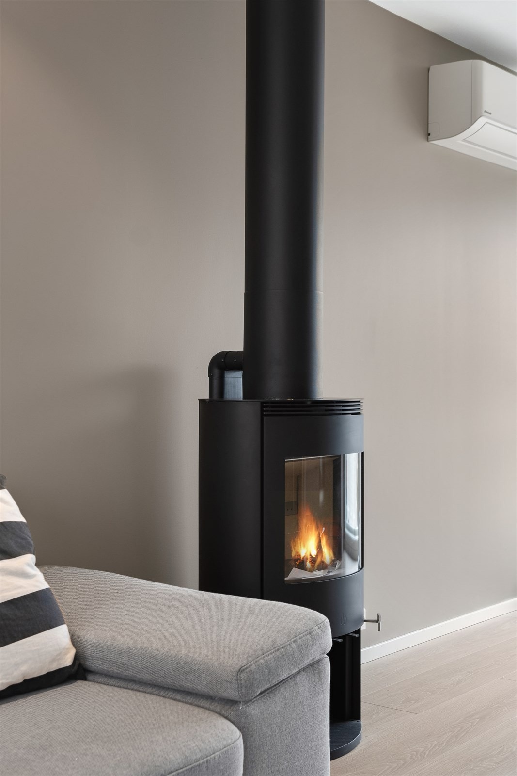 Peisovn i stuen gir både ekstra varme og hygge. Galleribilde