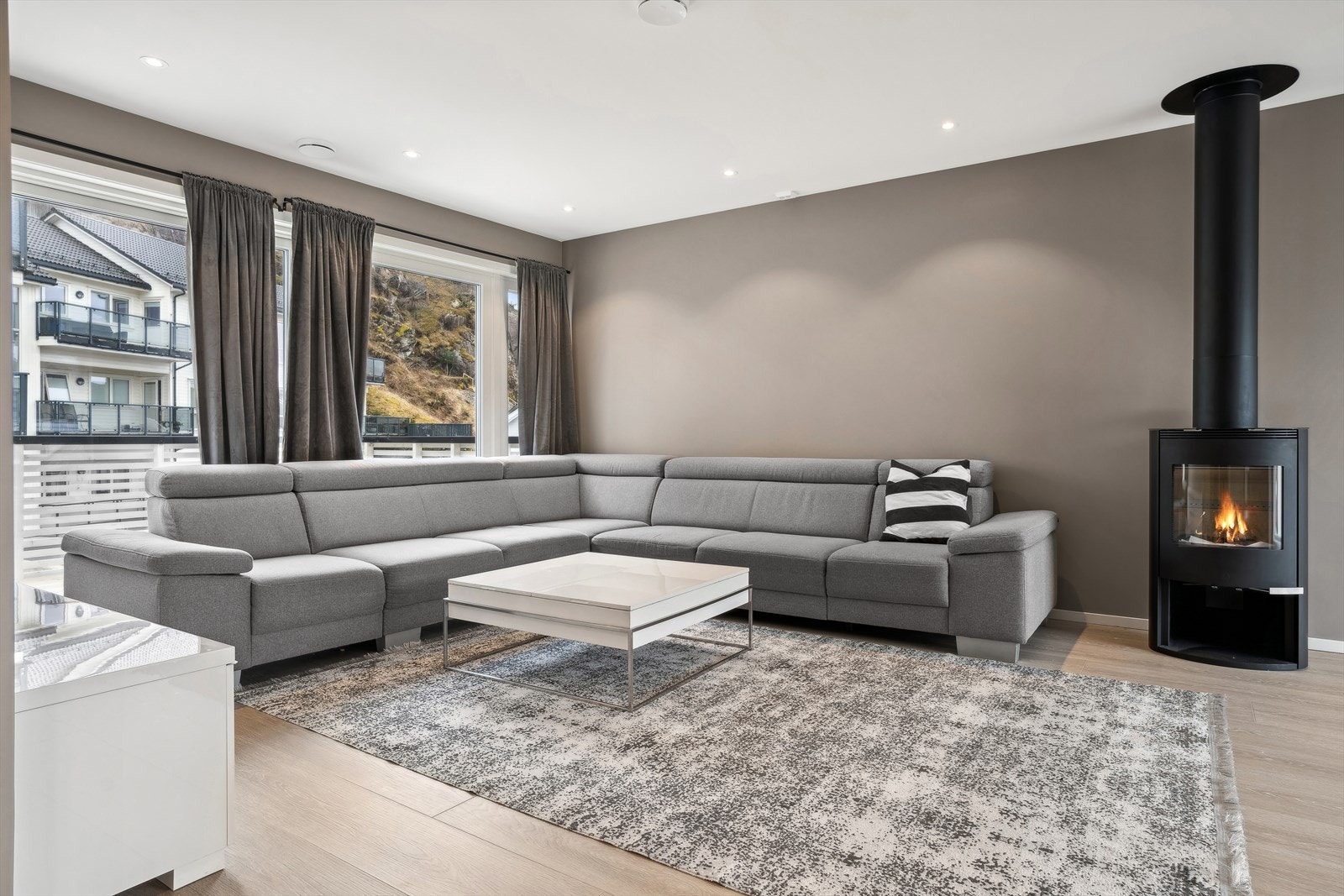 Sandbakkveien 17B presenteres av DNB Eiendom ved Johnny Nicolai Olsen. Galleribilde