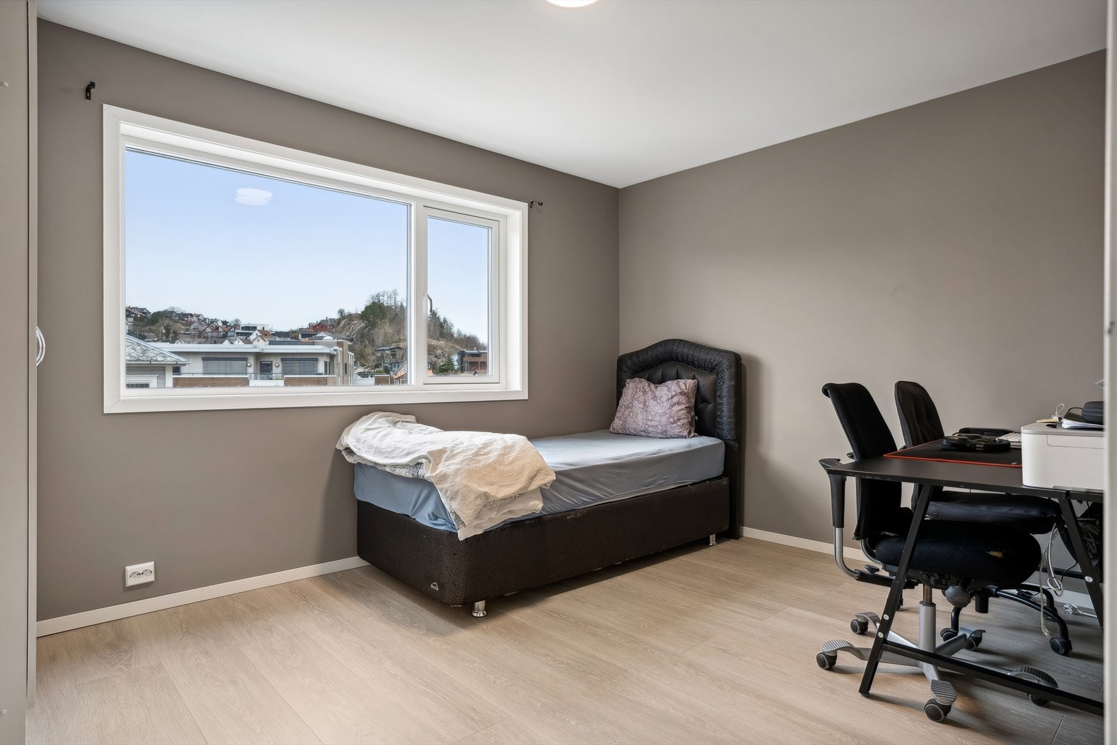 Det er to gode soverom i boligens hovedplan. Galleribilde