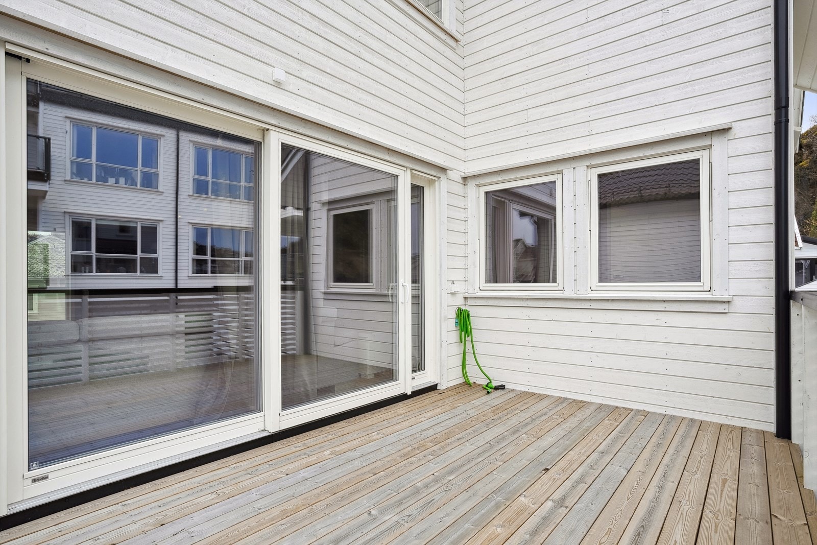 Fra stuen kommer du ut på sørvendt veranda på 12 kvm. Galleribilde