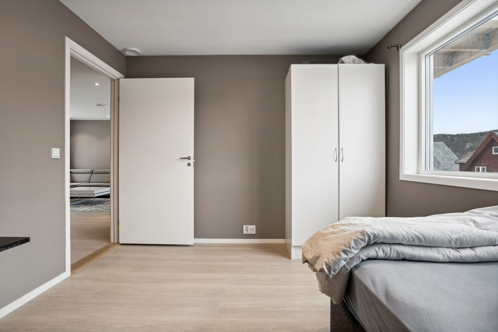 Soverommene har plass til seng og tilpasset garderobeløsning. Galleribilde