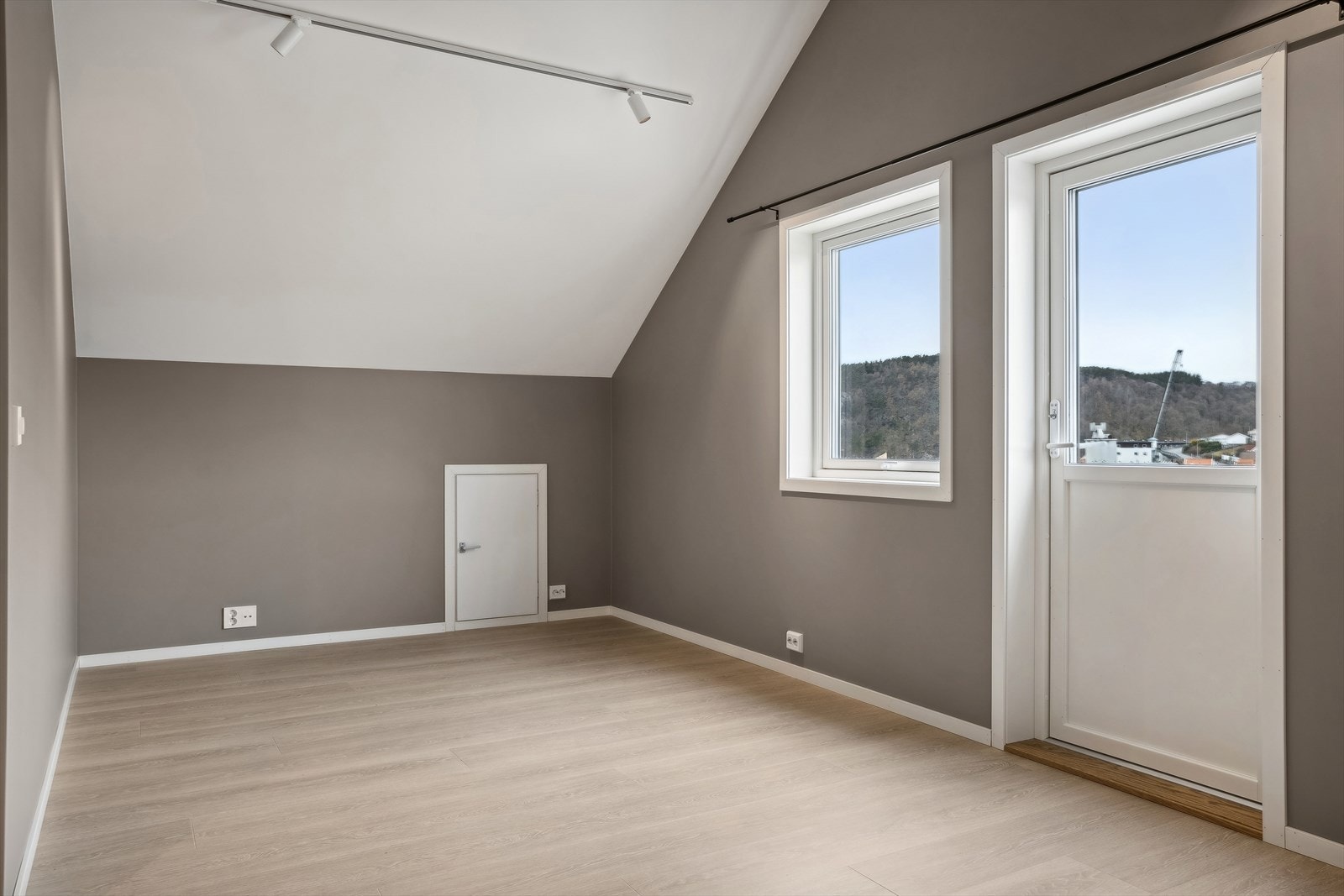 Loftstuen innbyr til rolig tilværelse med en god bok, god film på tv, eller andre hyggelige aktiviteter. Galleribilde