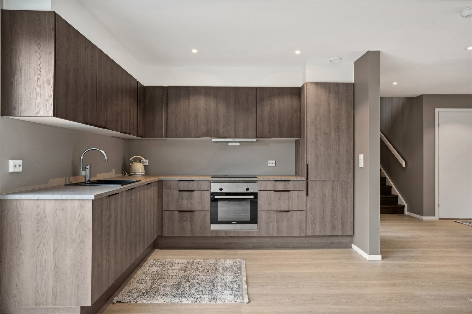 Her er det godt med oppbevaringsplass i skuffer og skap samt arbeidsrom ved benkeplater. Galleribilde