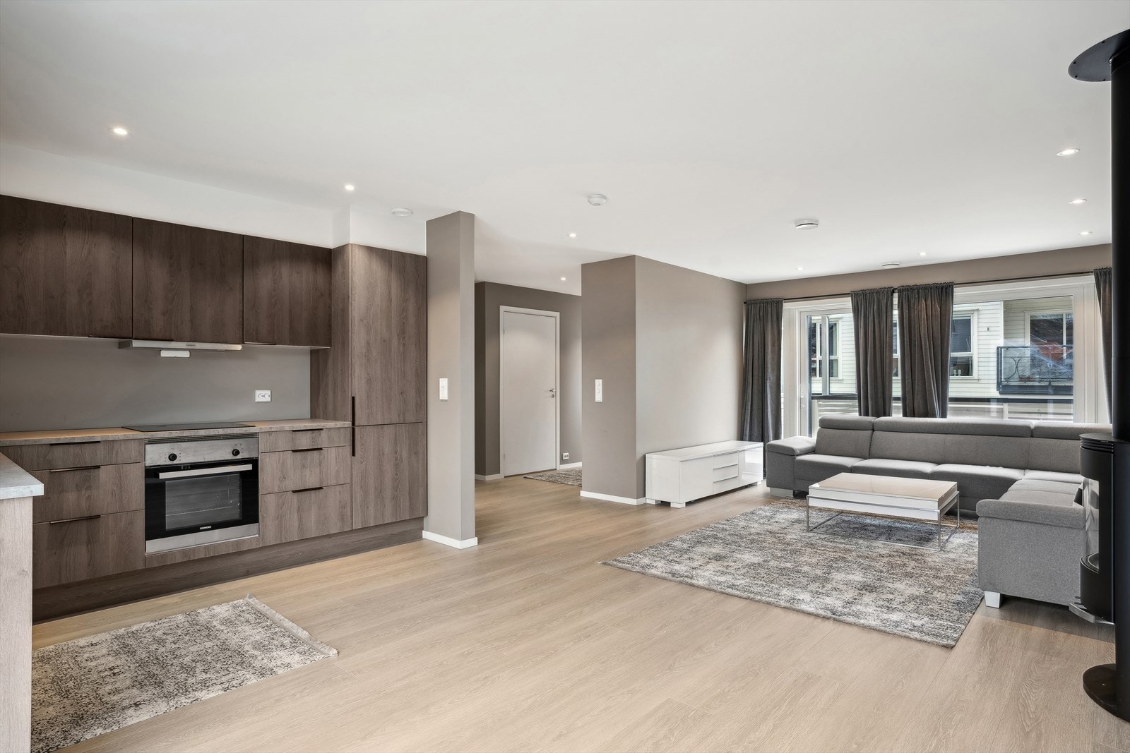 Den åpne løsningen mellom stue og kjøkken gir en god romfølelse og gjør det enklere å innrede. Galleribilde