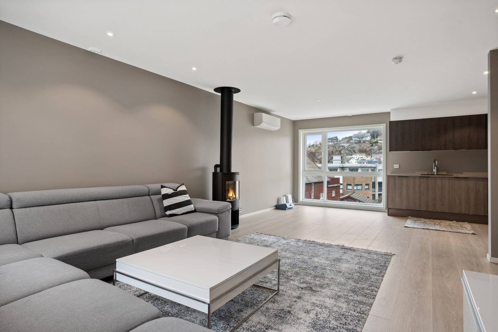 Stuen er gjennomgående og nyter godt av store vinduflater som gir godt med naturlig lys. Galleribilde