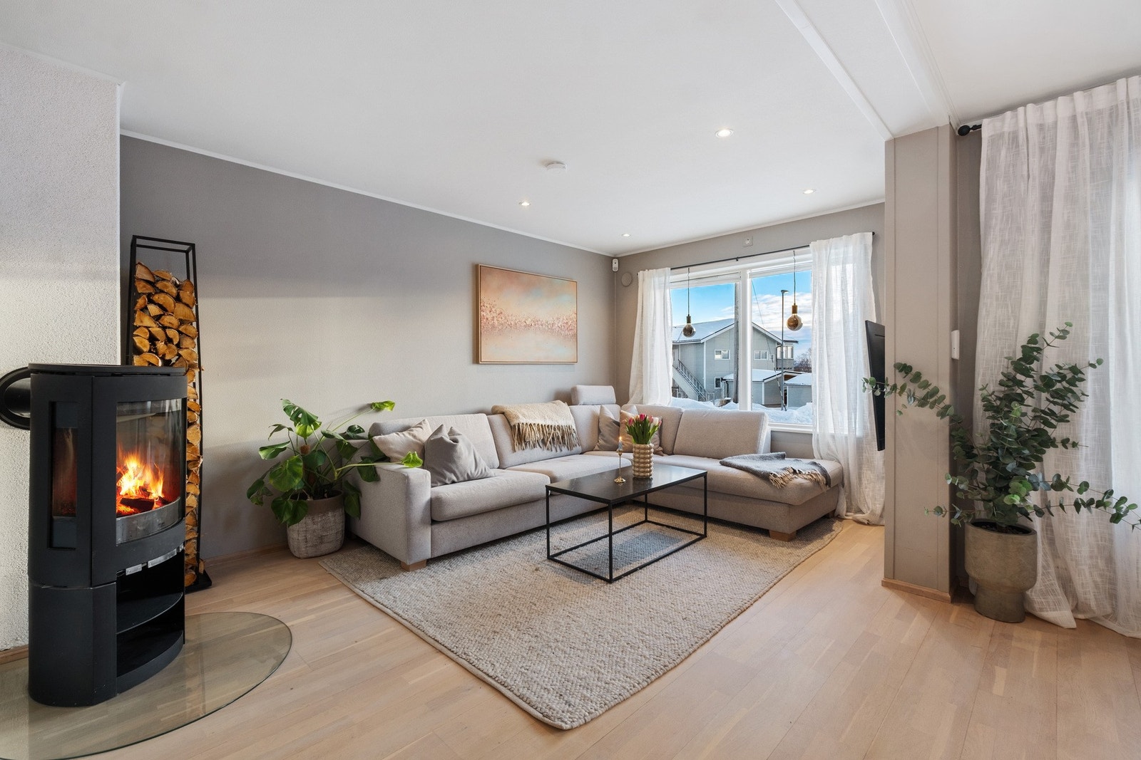 Rommet er utstyrt med både varmepumpe og vedovn. Galleribilde