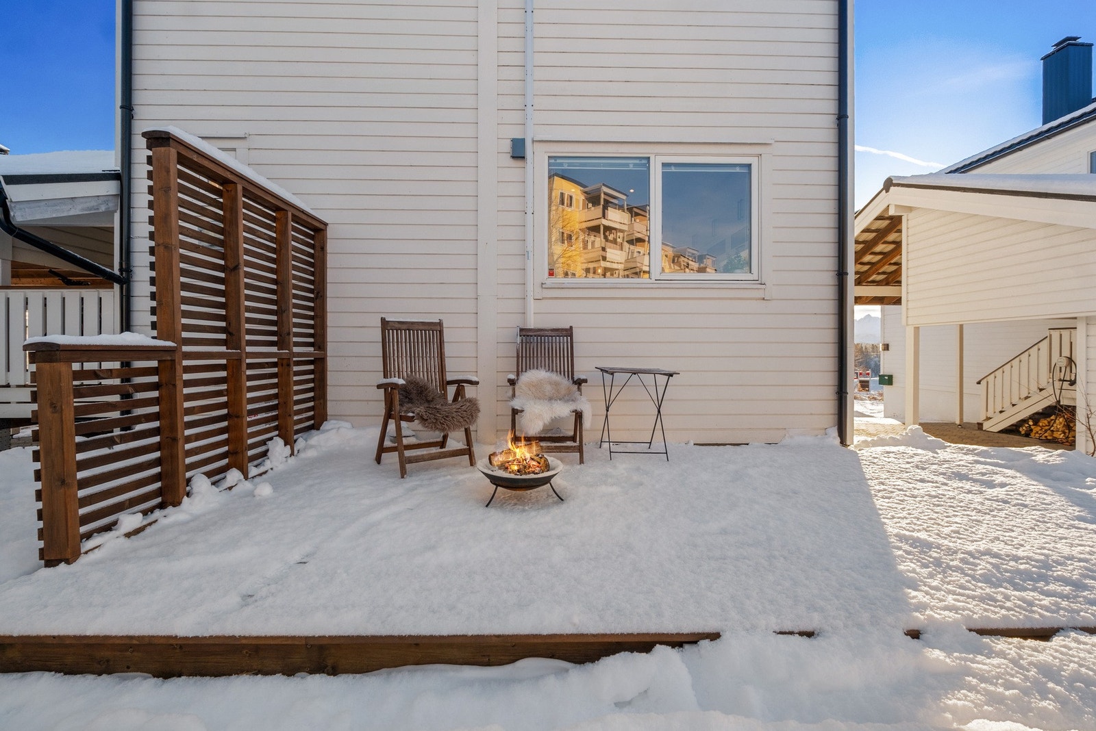 Koselig markterrasse på baksiden av boligen for ettermiddags- og kveldssolen Galleribilde