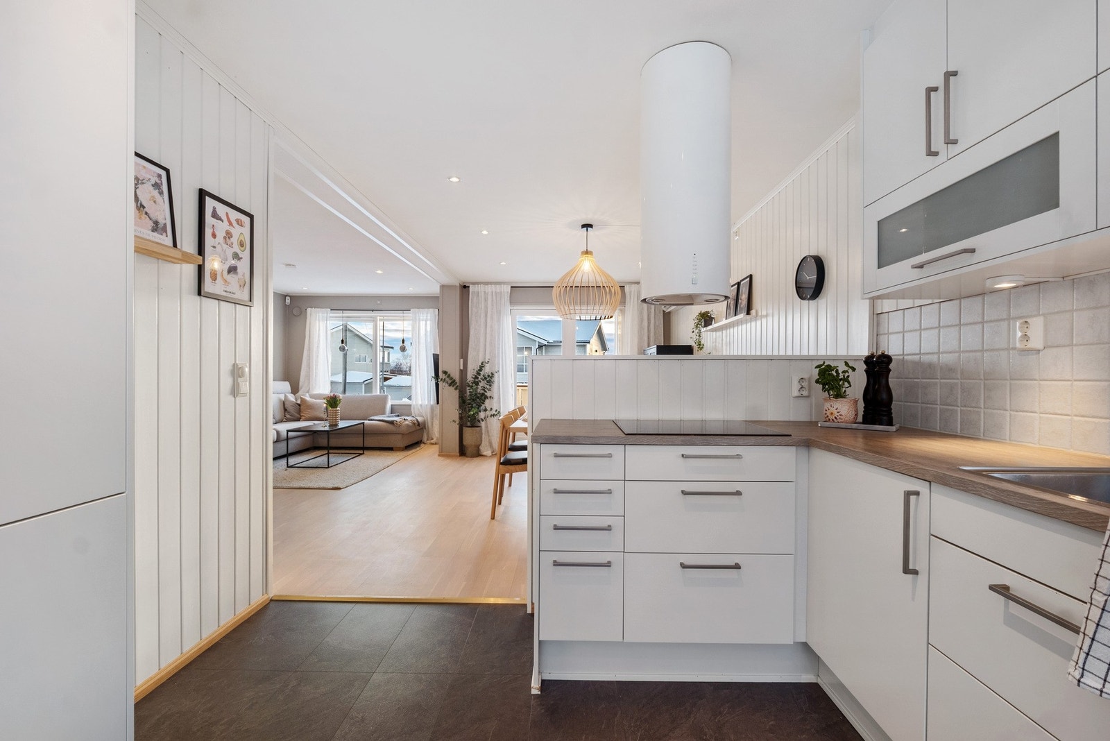 Kjøkkenet var nytt i 2015, og det ble samme år omgjort fra eget kjøkkenrom til åpen løsning. Galleribilde