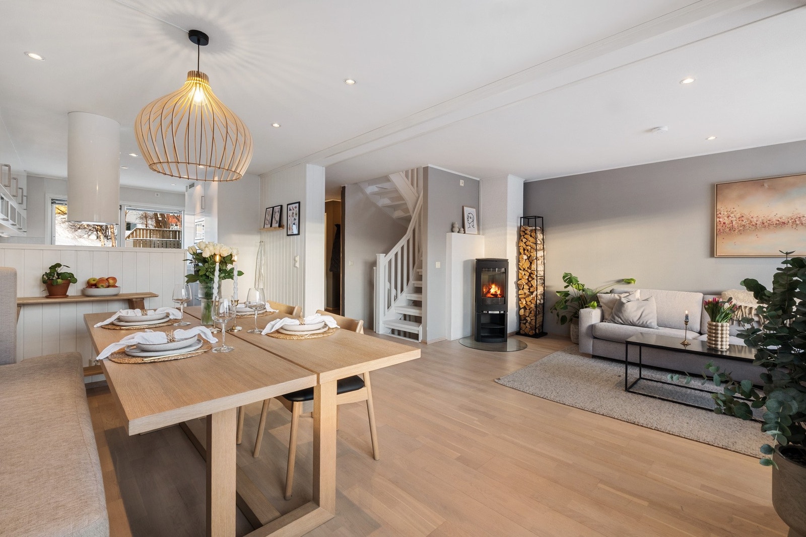 Her innreder du enkelt etter familiens ønske og behov, med naturlige soner for både spise- og sofagruppe. Galleribilde