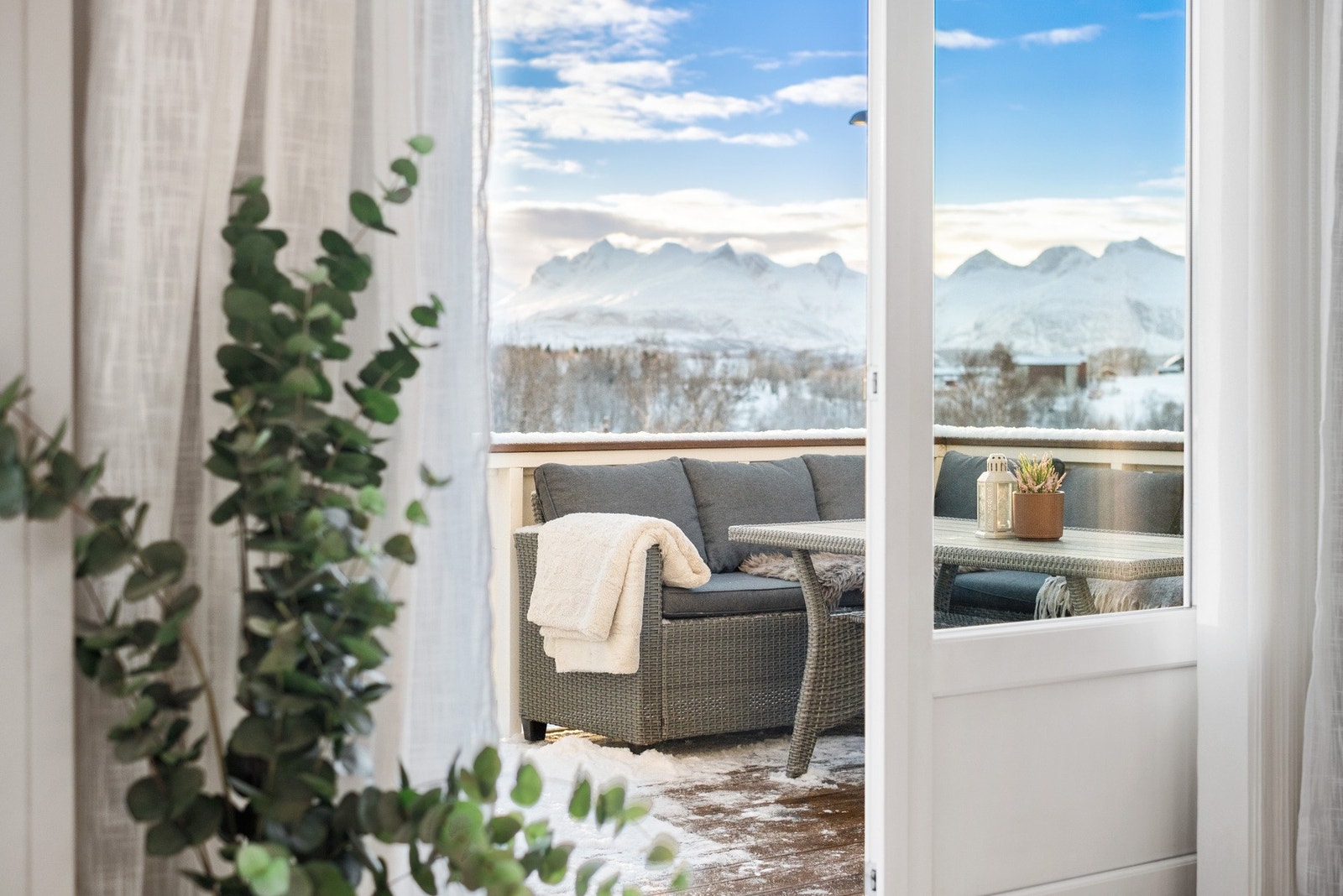 Utgang fra stuen til en romslig, solrik balkong. Galleribilde