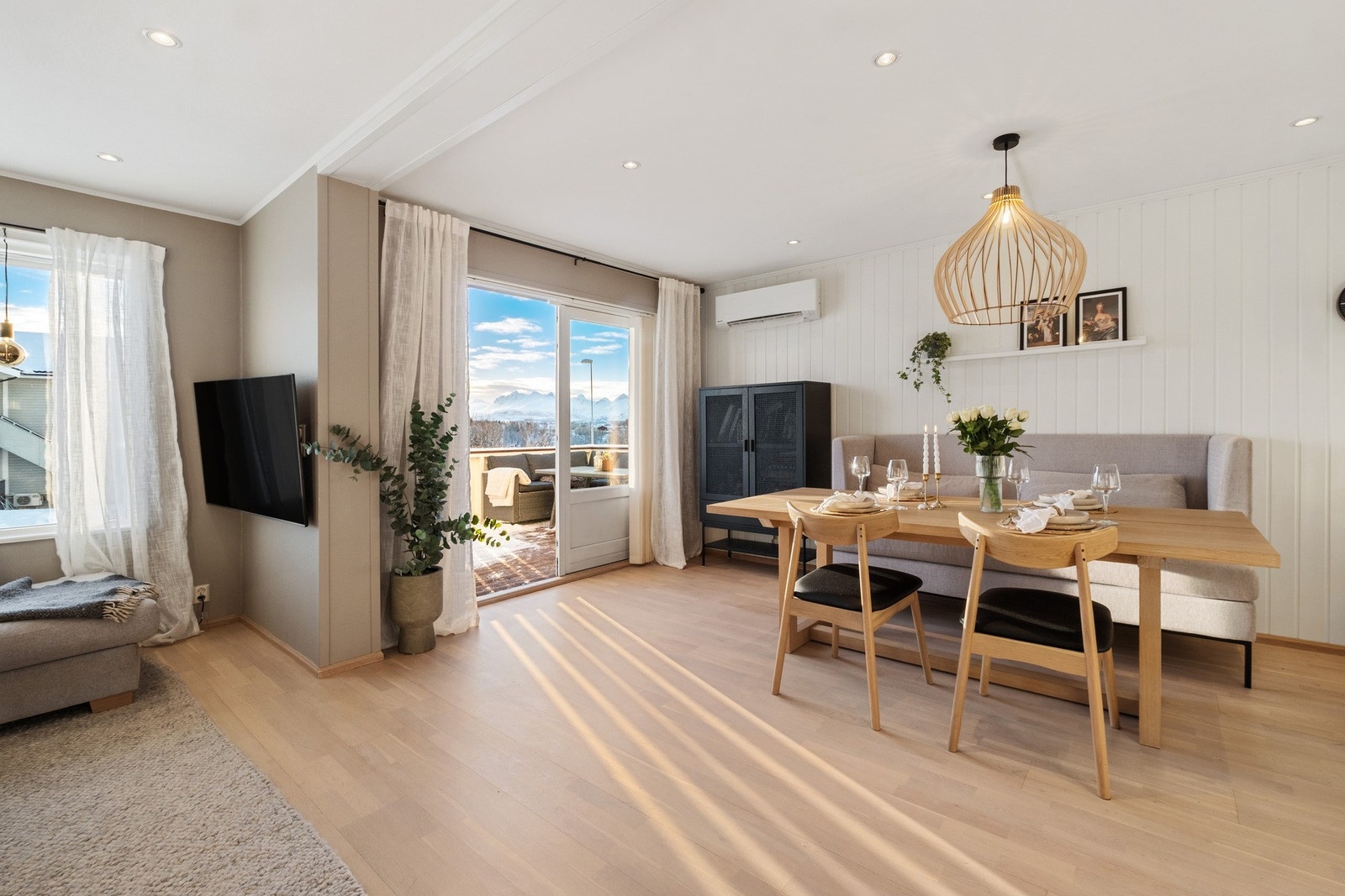 Fantastisk utsikt gjennom stuevindu mot Børvasstindene i sør. Galleribilde