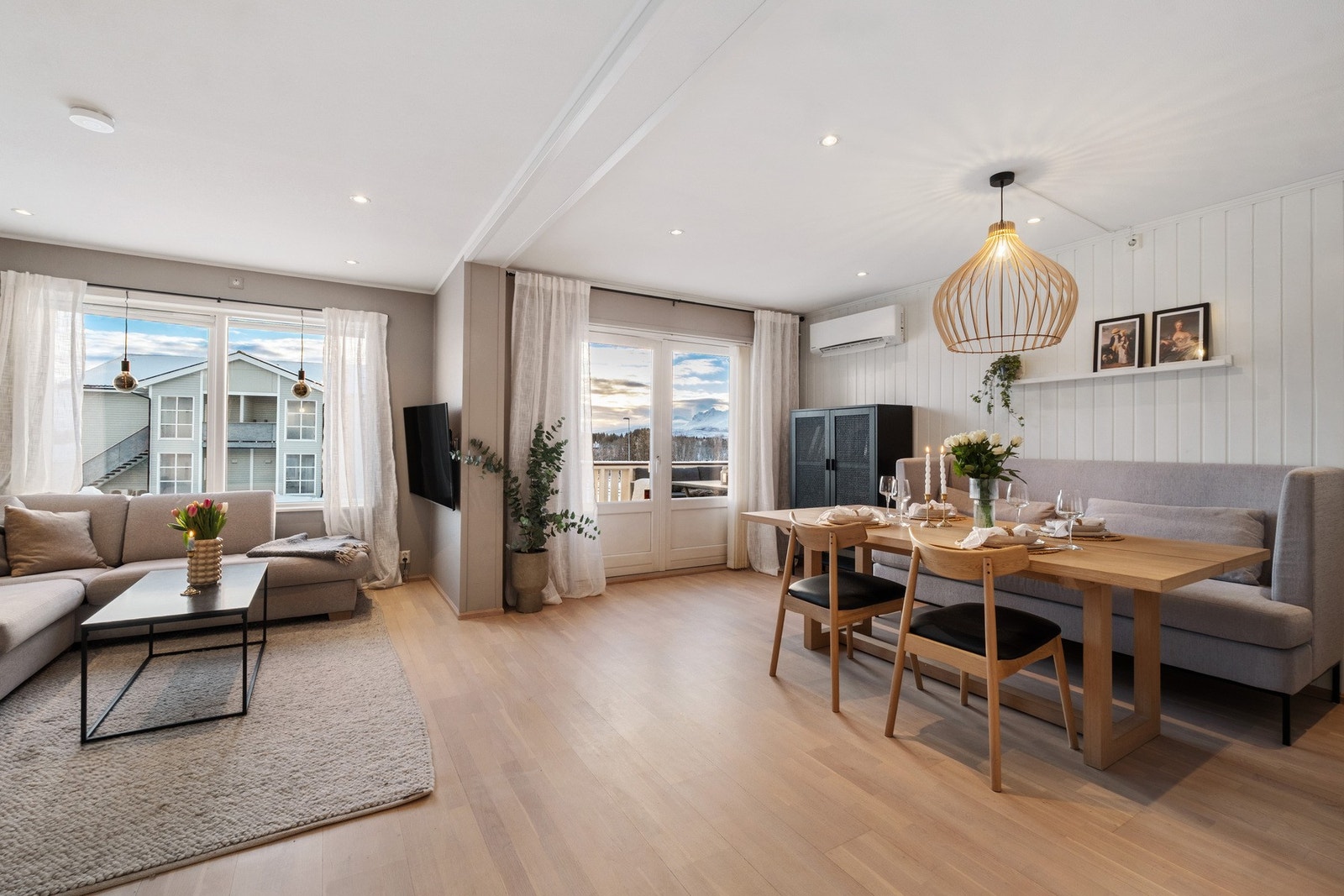 Oppholdsrommet er lyst, luftig og delikat - med god romfølelse og herlig lysinnslipp fra store vindusflater. Galleribilde