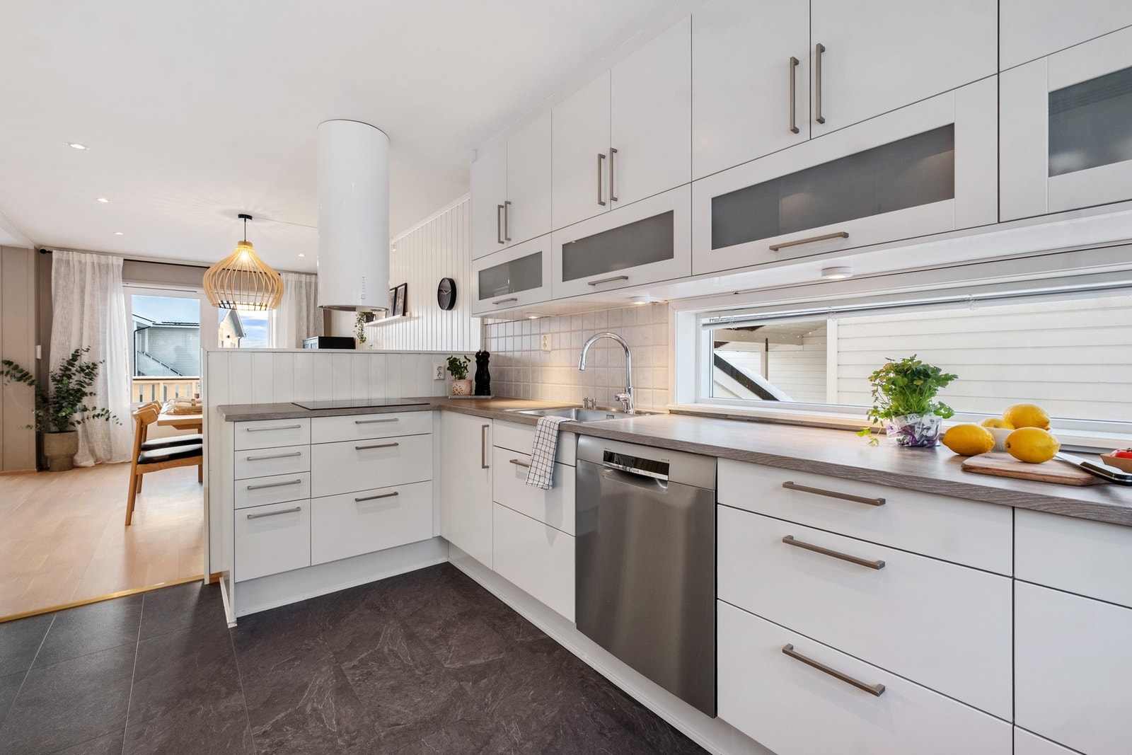 Kjøkkeninnredningen er fra Norema, med god skap- og benkeplass og praktiske løsninger. Galleribilde