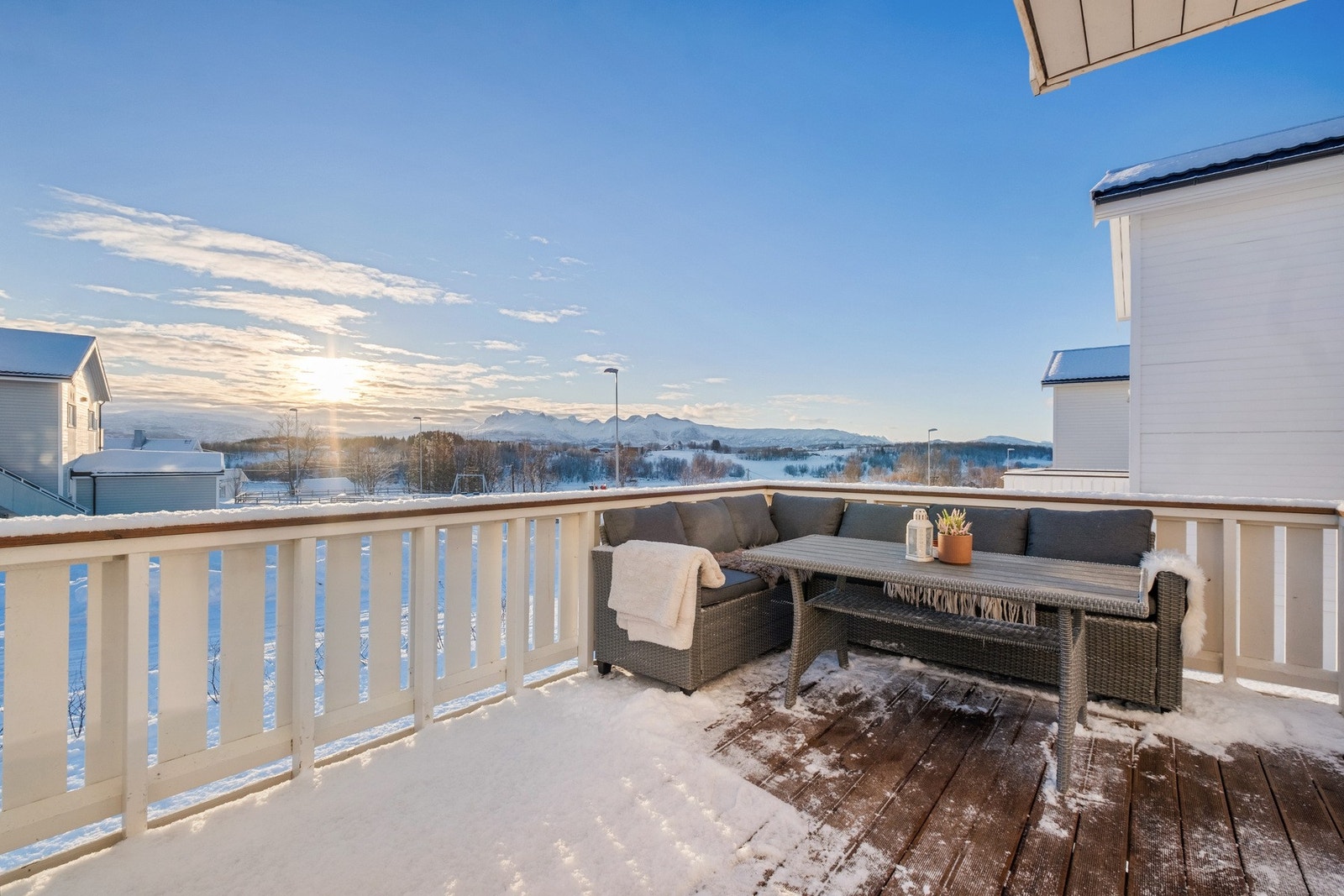 Balkong med fantastisk utsikt og gode sol- og lysforhold. God plass til møblering. Galleribilde