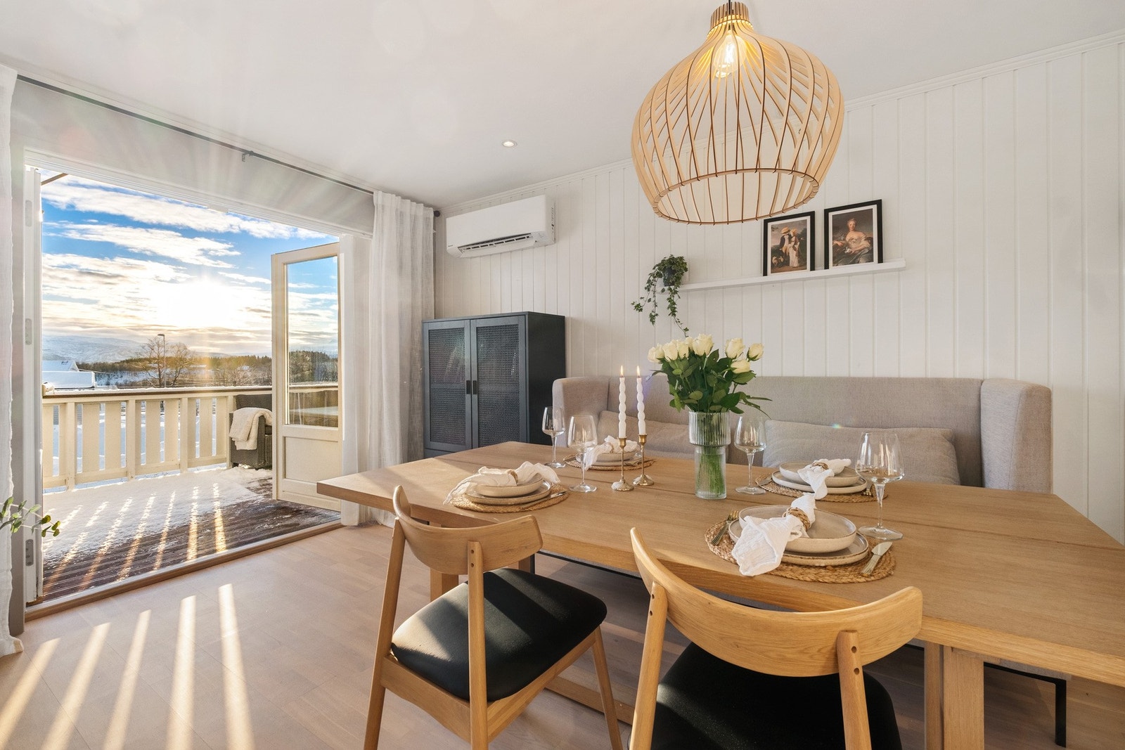 Fantastisk utsikt gjennom stuevindu mot Børvasstindene i sør. Galleribilde