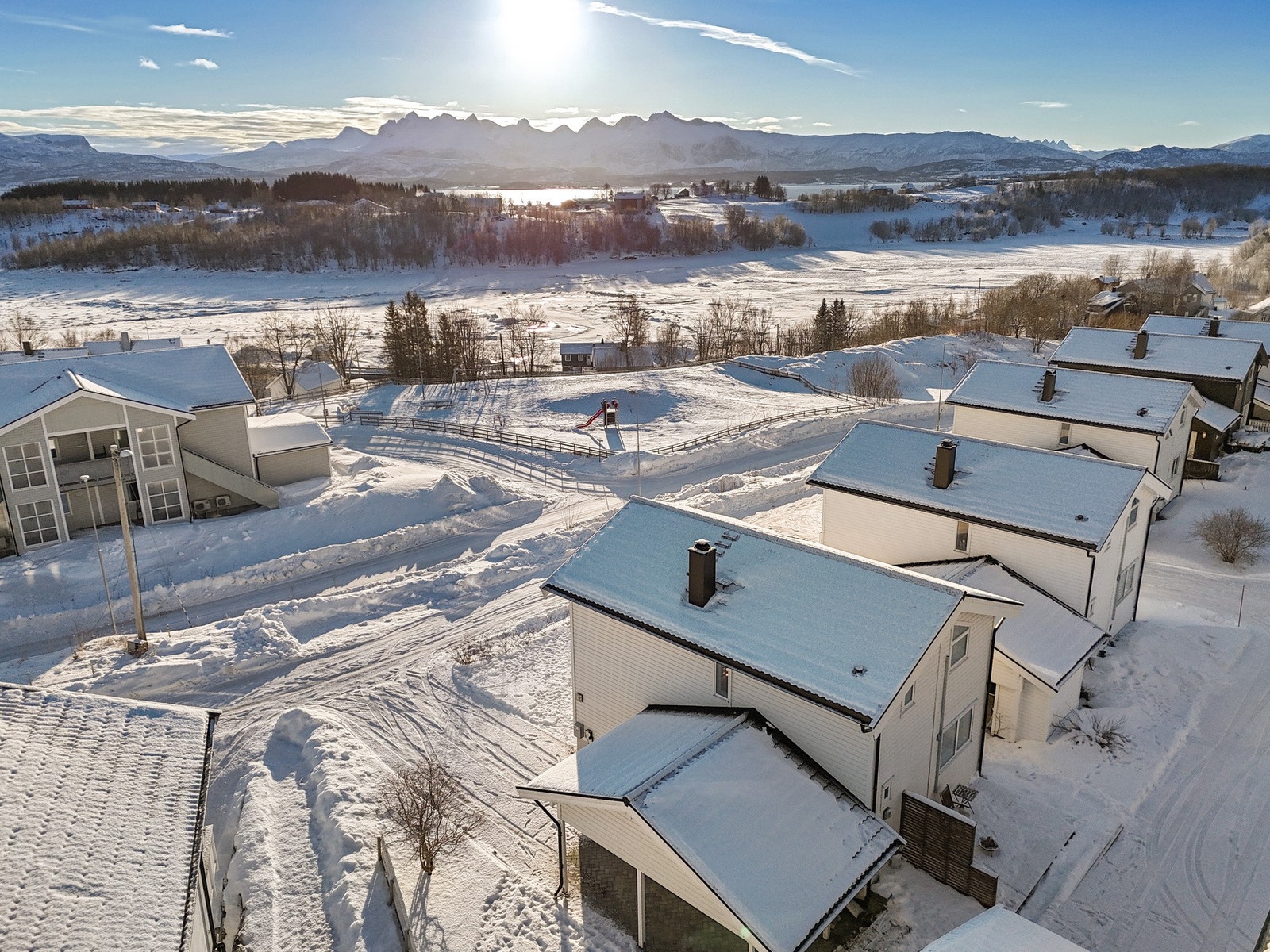 Innkjørselen er steinlagt hele veien inn i carporten, som også har etablert ladeboks for elbil. I "hemsen" på carporten finnes ekstra lagringsplass. Galleribilde