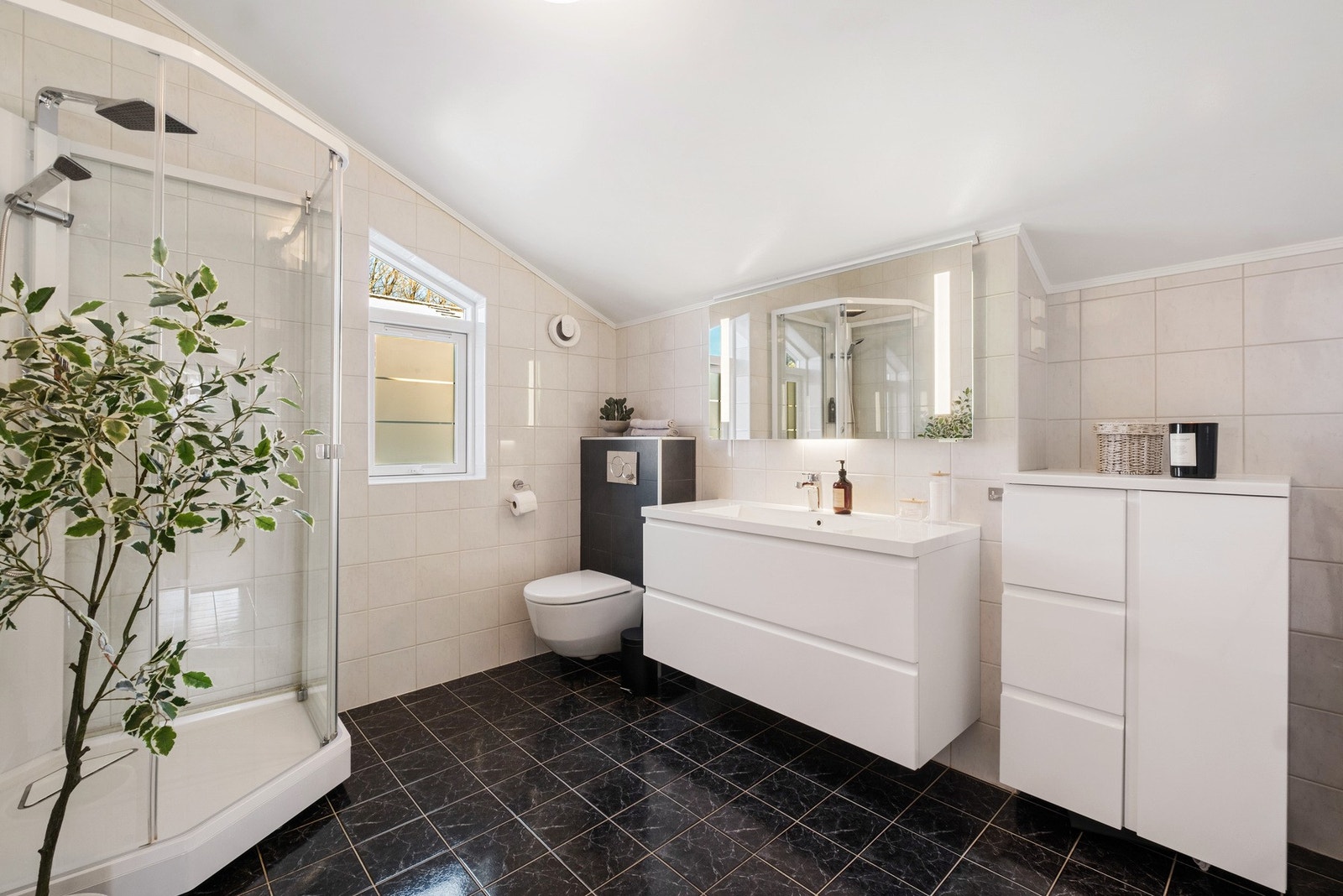 Boligen har bad i både 2. etasje og i underetasjen - samt et praktisk toalettrom i hovedetasjen. Galleribilde