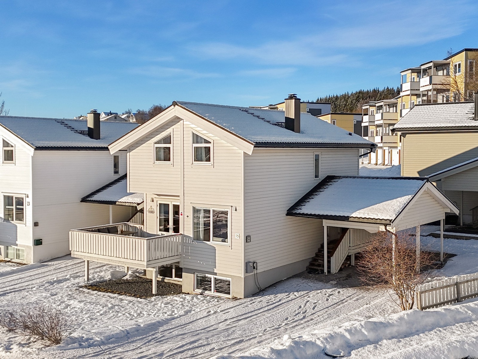Svært innholdsrik enebolig over tre plan med familievennlig beliggenhet på Støver. Galleribilde