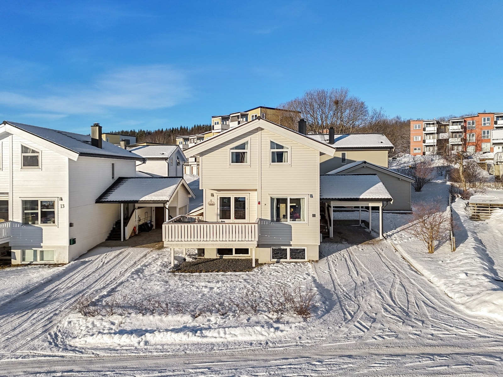 Sorenskriver Astrups vei er en stille og rolig stikkvei med svært lite trafikk. Nærområdet er utpreget barne- og familievennlig - og naboskapet får strålende skussmål. Galleribilde