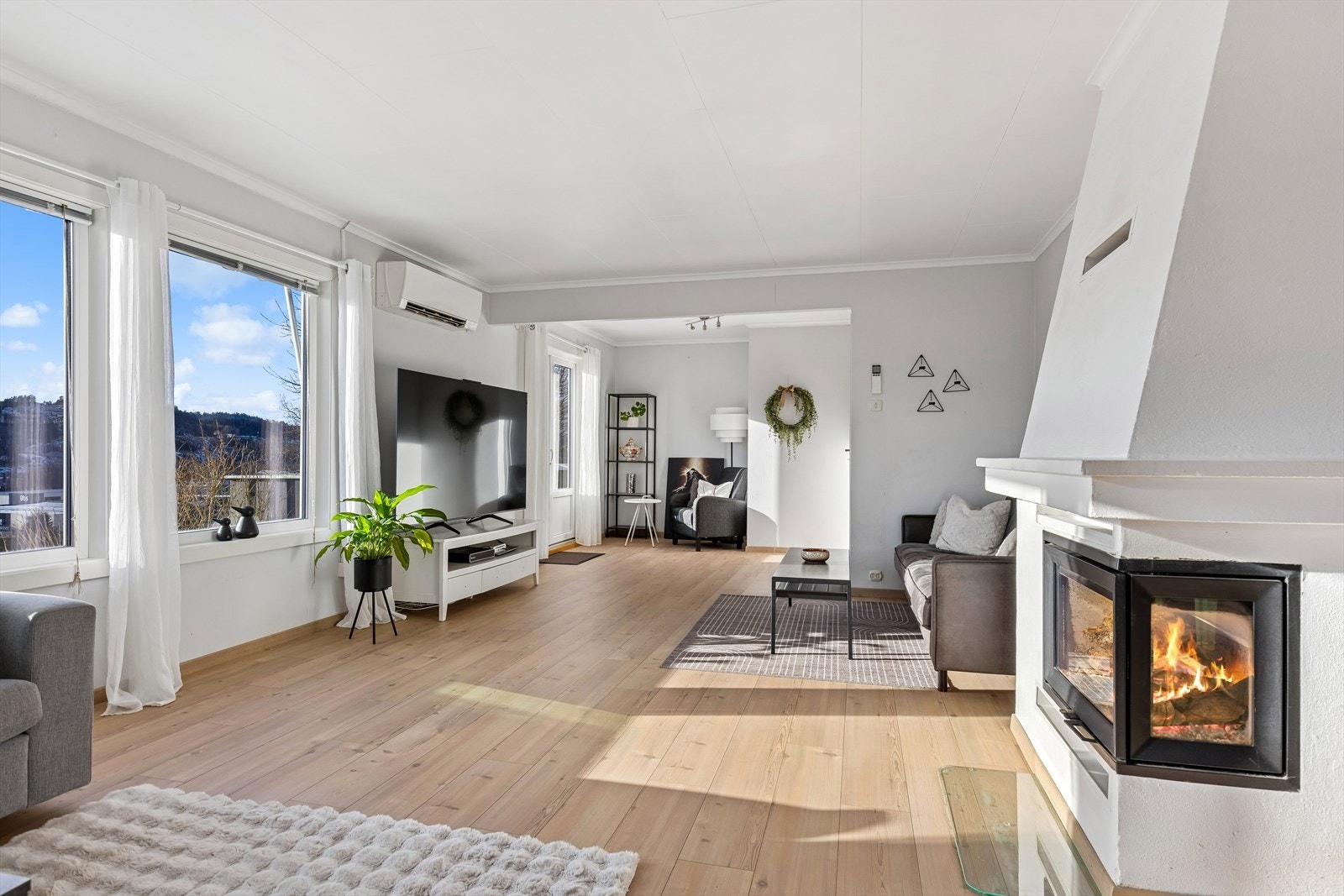 Romslig stue med laminat på gulv. Galleribilde