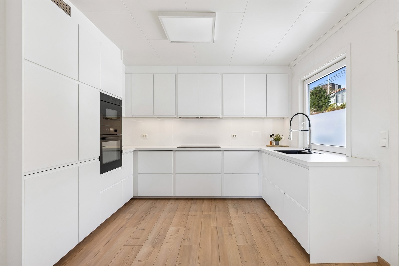 Kjøken fra 2020 med lagringsplass i over og underskap. Galleribilde