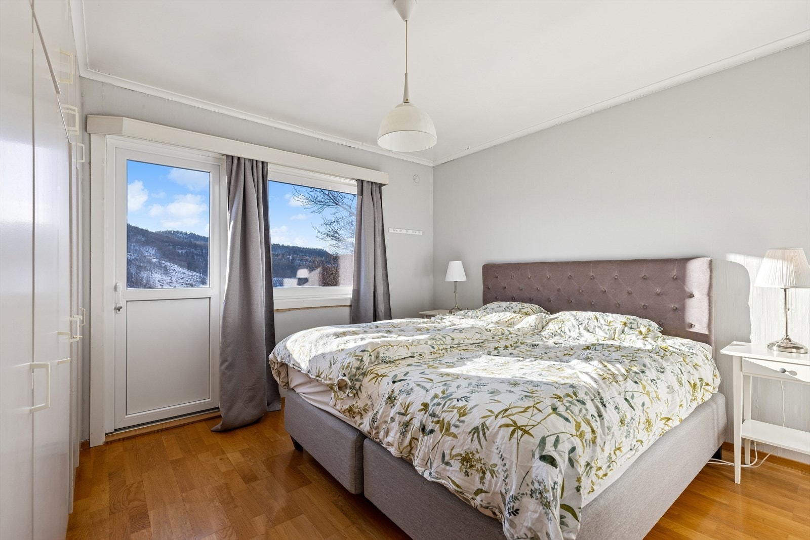 Hovedsoverom i hovedetasje med parkettgulv og balkong dør ut. Galleribilde