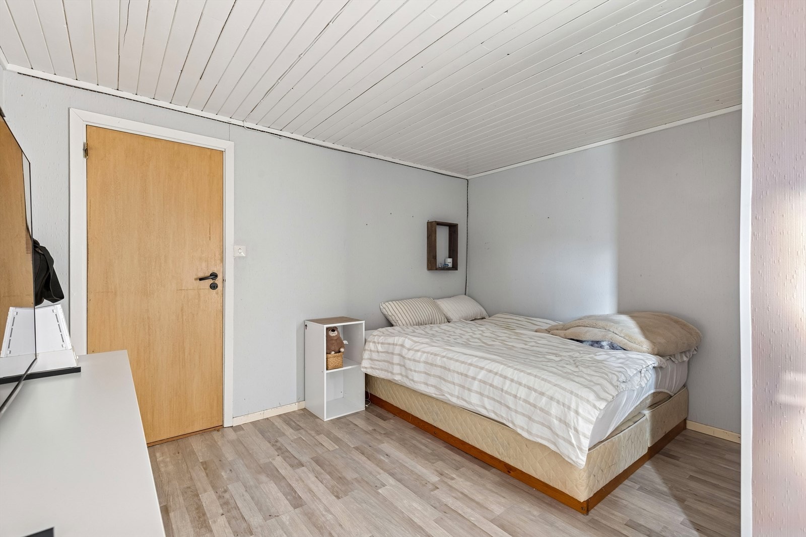 Rom i kjelleretasje med tapet på vegger og panel i tak, laminat gulv. (Ikke godkjent for varig opphold) Galleribilde