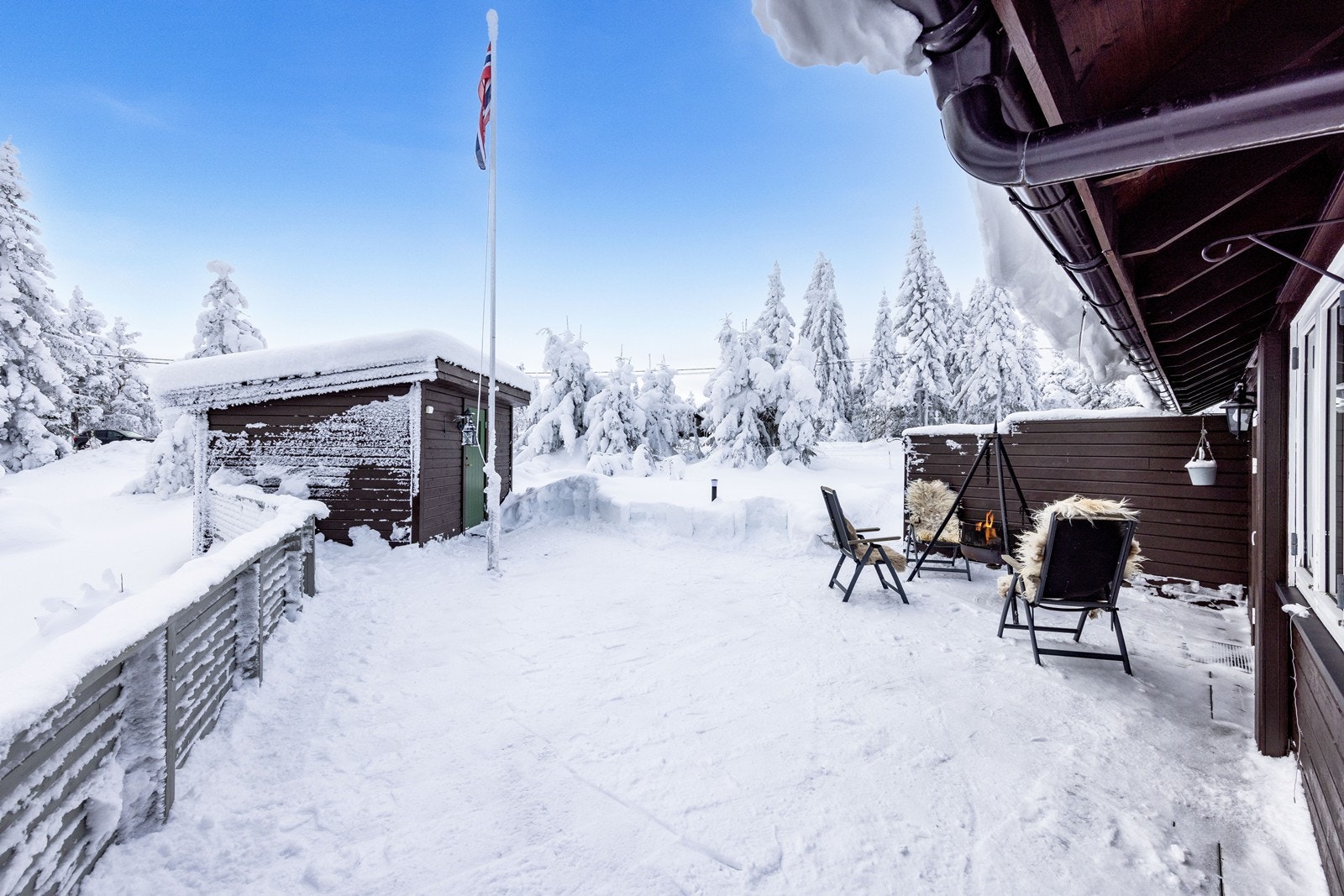 Fra den vestvendte terrassen med uteboden for praktisk lagring av snøfreser, utemøbler etc. Galleribilde