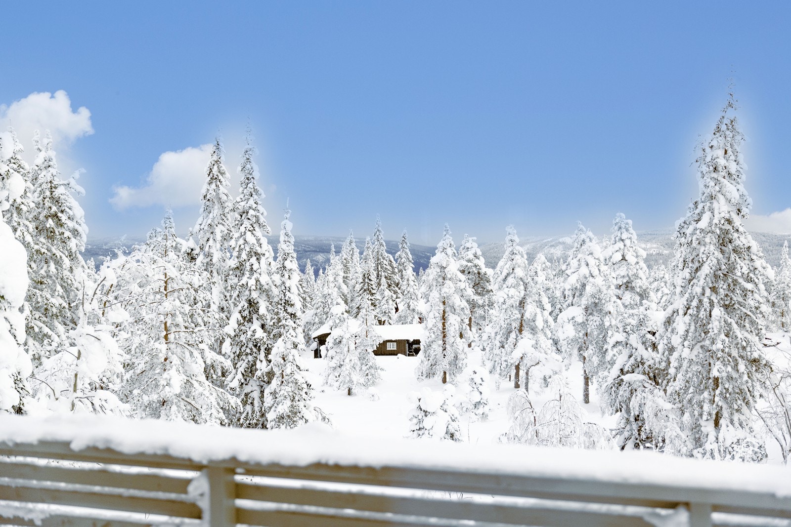 Flott utsikt fra terrassen - i klarvær kan skipstrafikken ses i Oslofjorden Galleribilde