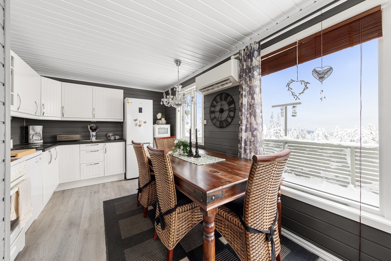 Kjøkkenet med spiseplass Galleribilde