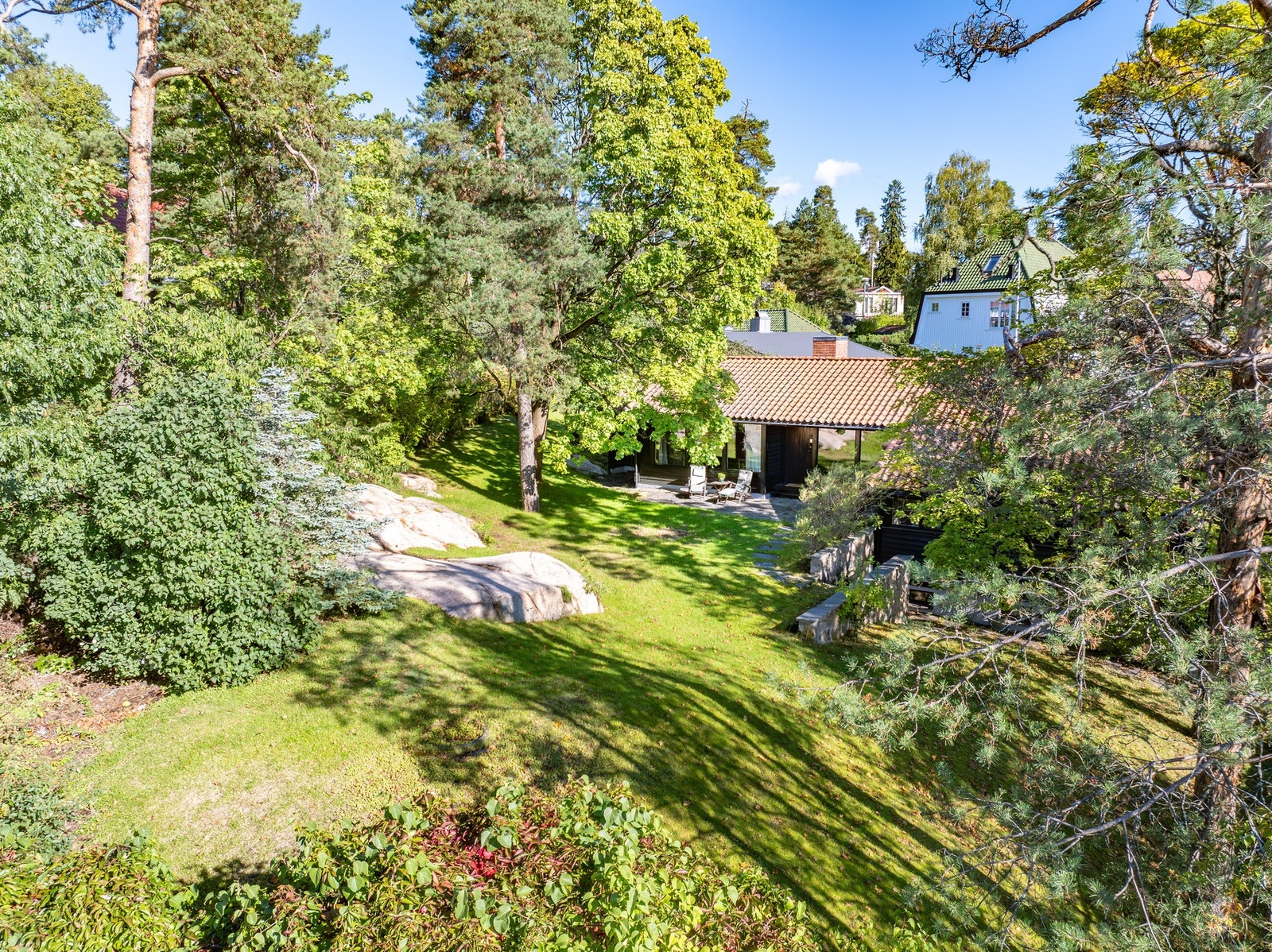 Eiendommen ligger på et høydedrag, uten innsyn med fantastiske uteområder. (Bilder tatt sommerstid, boligen har ikke vært ute for salg tidligere) Galleribilde