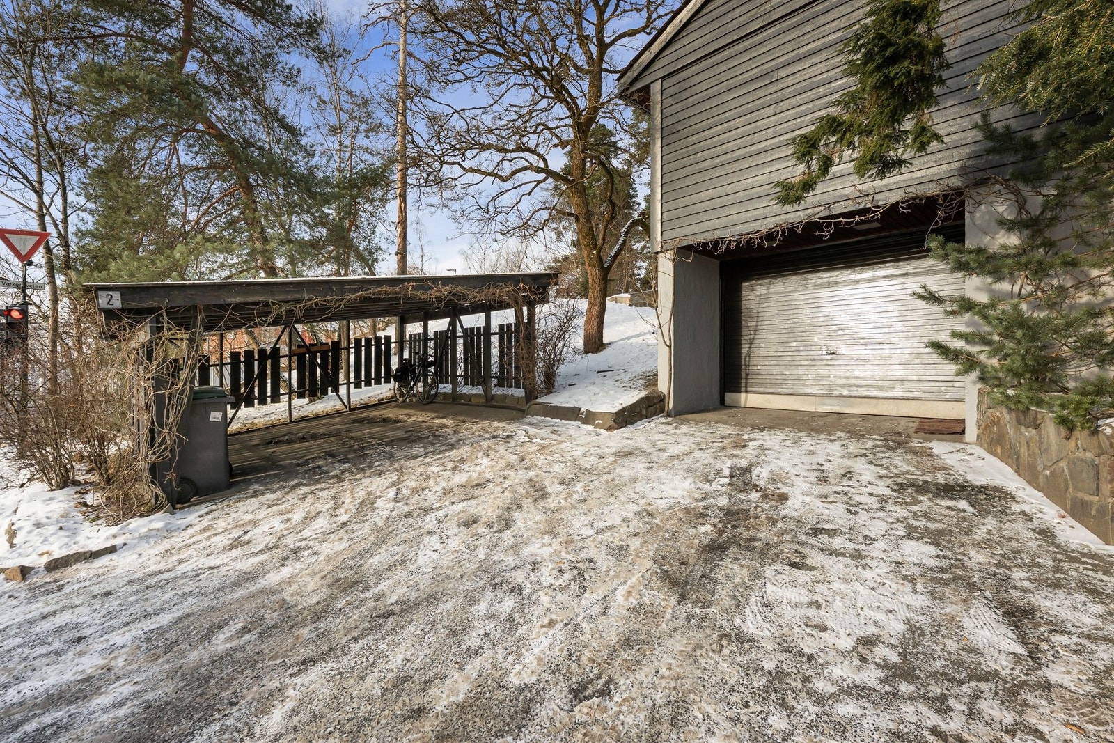 Det er carport på gårdsplassen. Galleribilde