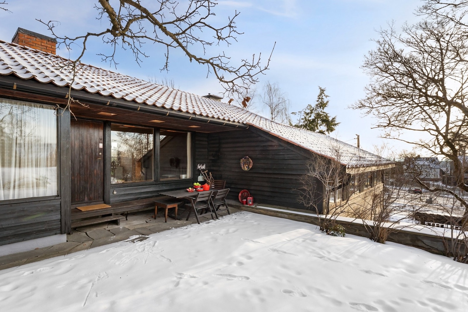 Frittliggende enebolig over tre halvetasjer. Galleribilde