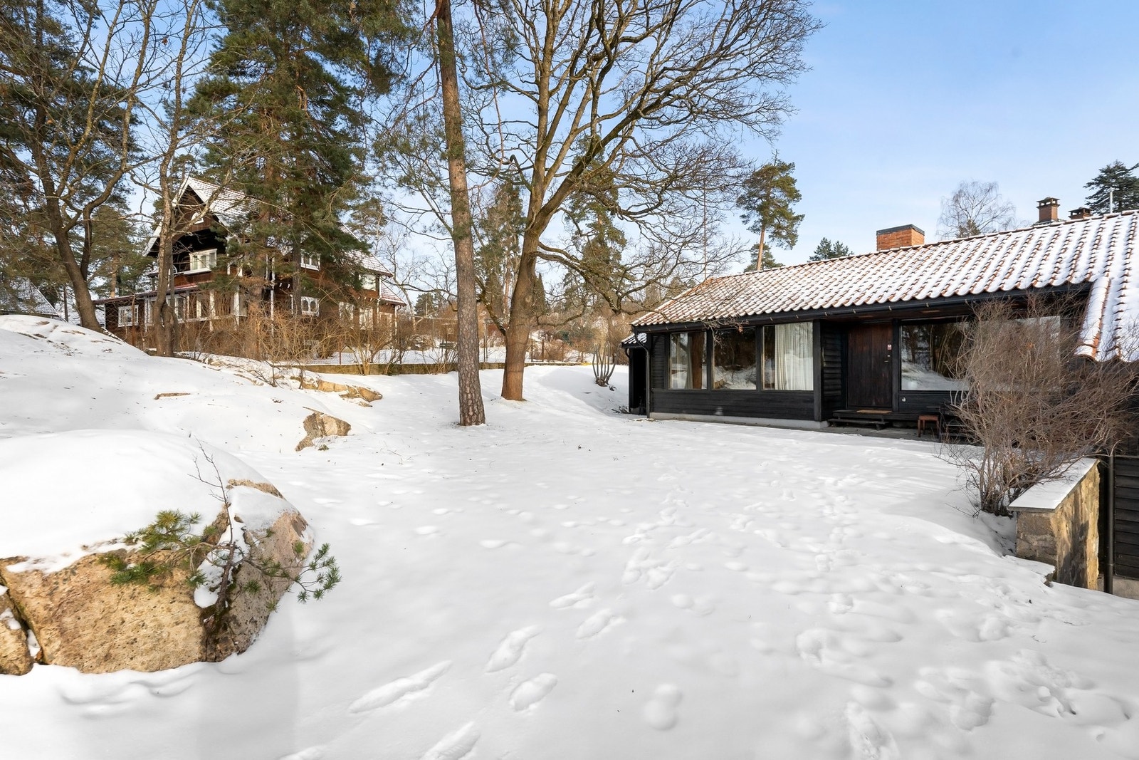 Sydvestvendt terrasse med meget gode solforhold. Galleribilde