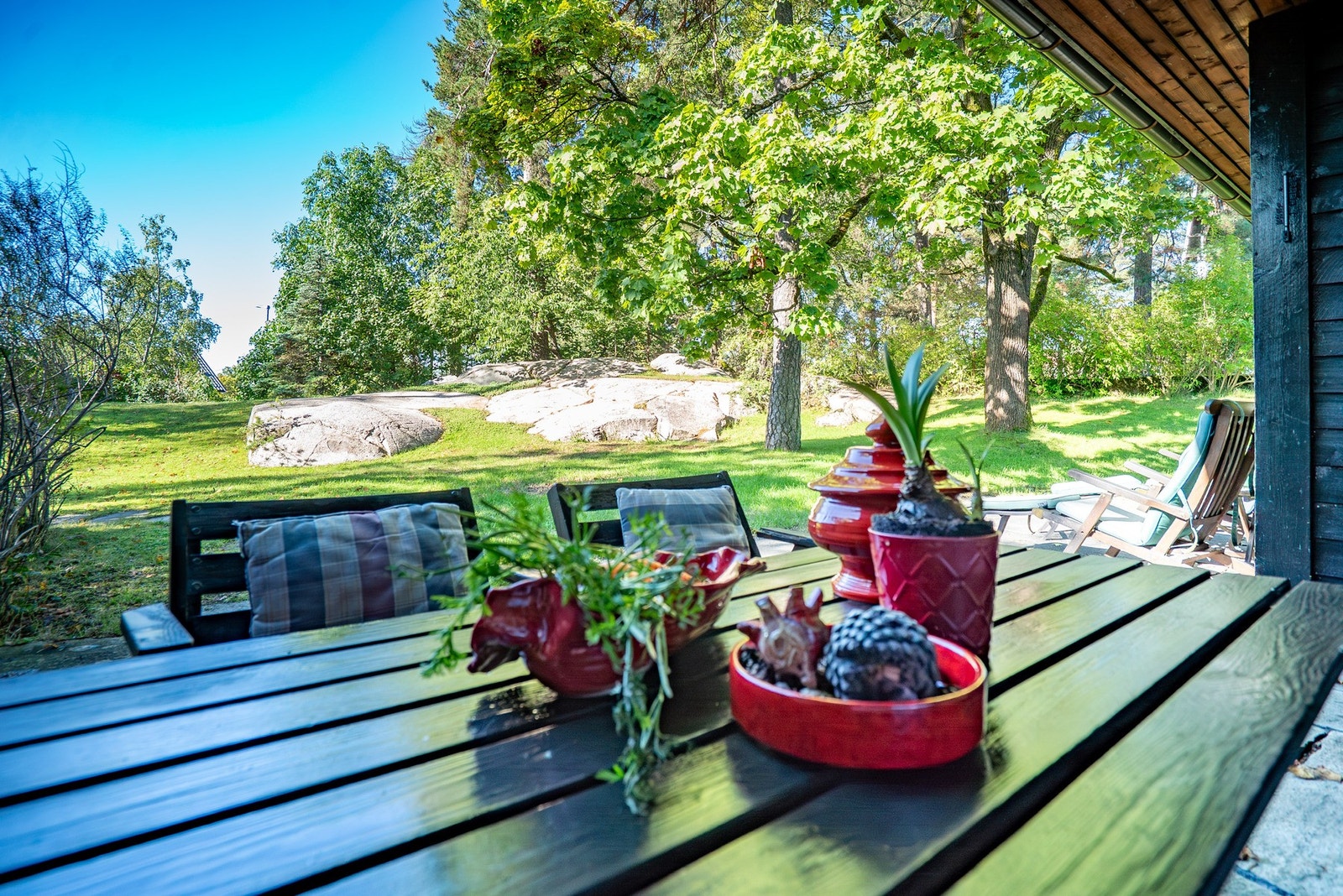 Usjenert og skjermet uteplass, med flott utsyn mot hagen. (Bilder tatt sommerstid, boligen har ikke vært ute for salg tidligere) Galleribilde