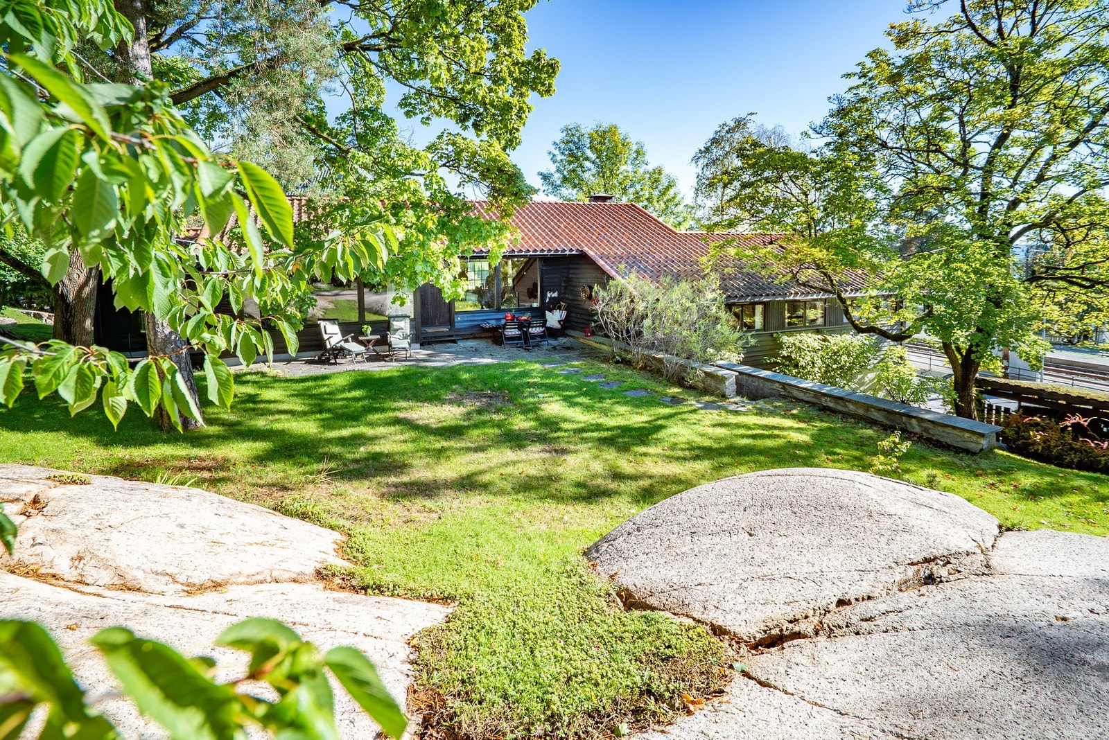 Grønn og pent opparbeidet tomt på ca. 1 mål. (Bilder tatt sommerstid, boligen har ikke vært ute for salg tidligere) Galleribilde