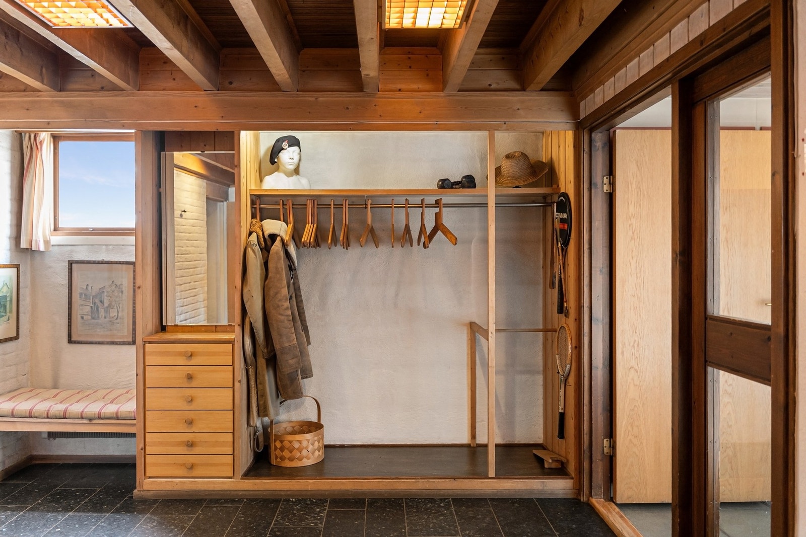 Garderobe i hallen. Galleribilde