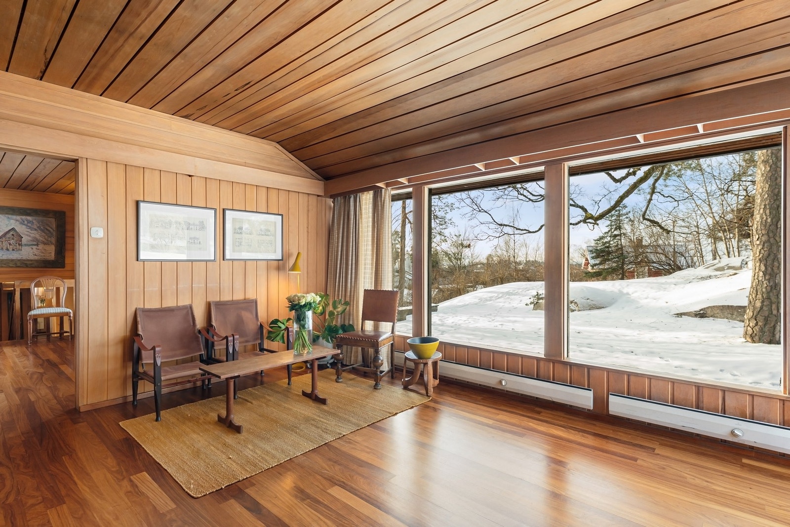 Store vindusflater med rikelig naturlig lys. Galleribilde