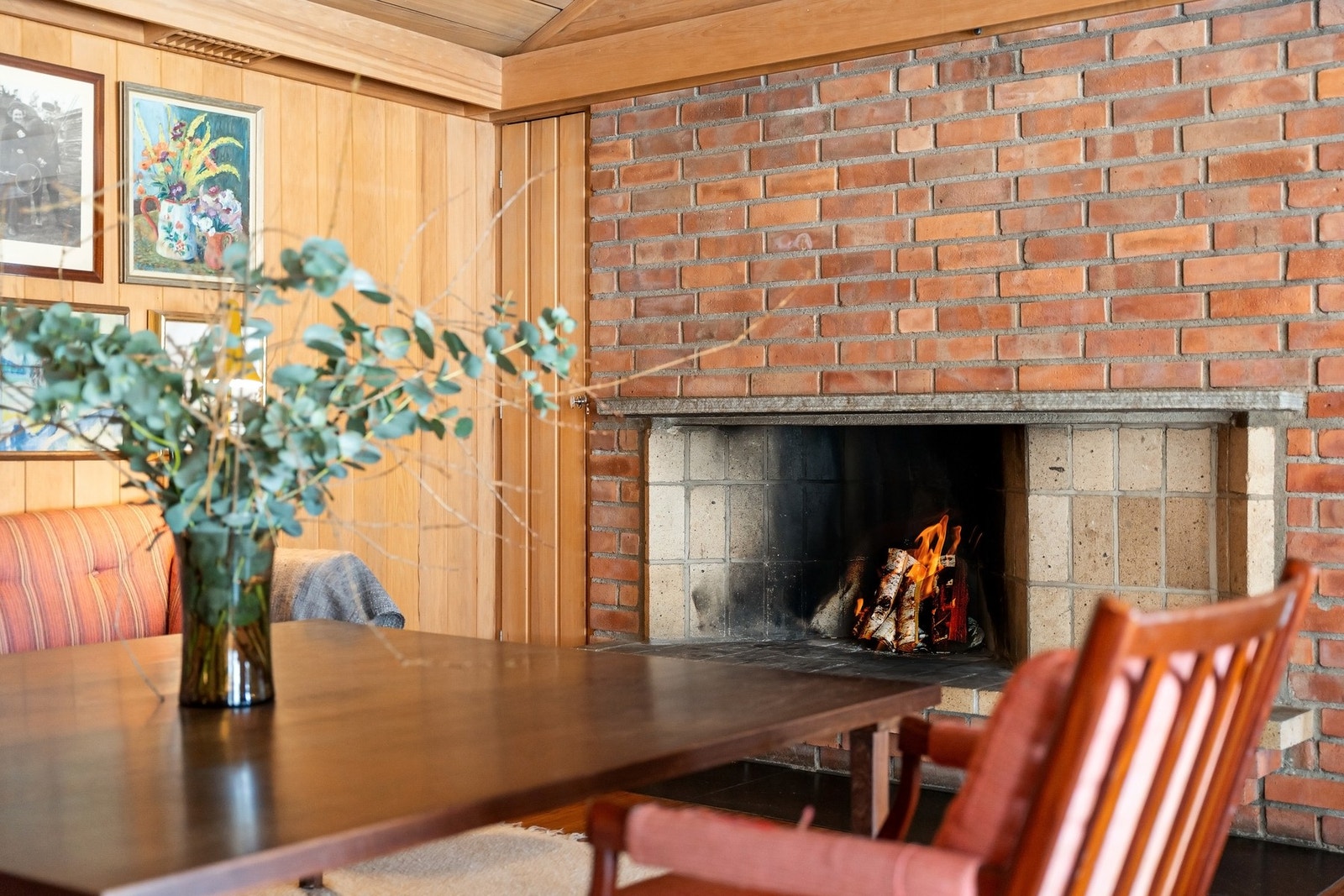 Åpen peis i stuen. Galleribilde