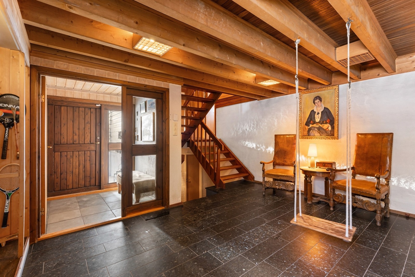 Stor hall med larvikitt på gulv. Galleribilde