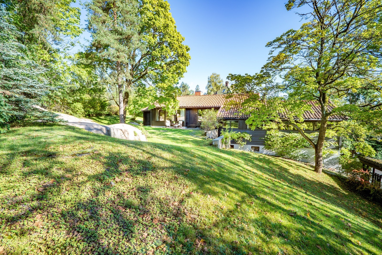 Solrik og frodig eiendom med skjermet tomt over flere nivåer. (Bilder tatt sommerstid, boligen har ikke vært ute for salg tidligere) Galleribilde