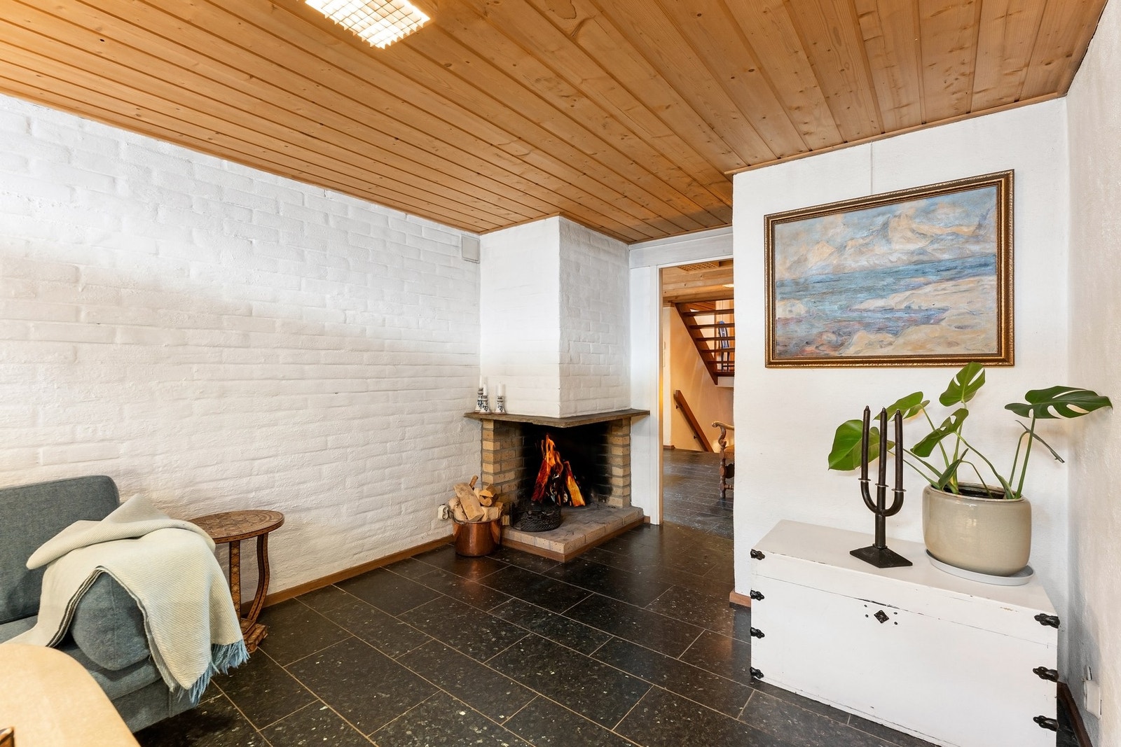 Hyggelig, åpen peis i stuen. Galleribilde