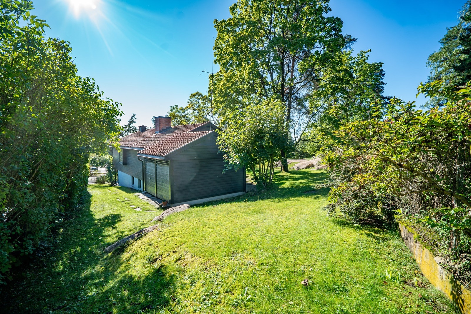 God boltreplass med frodig tomt rundt hele huset. (Bilder tatt sommerstid, boligen har ikke vært ute for salg tidligere) Galleribilde